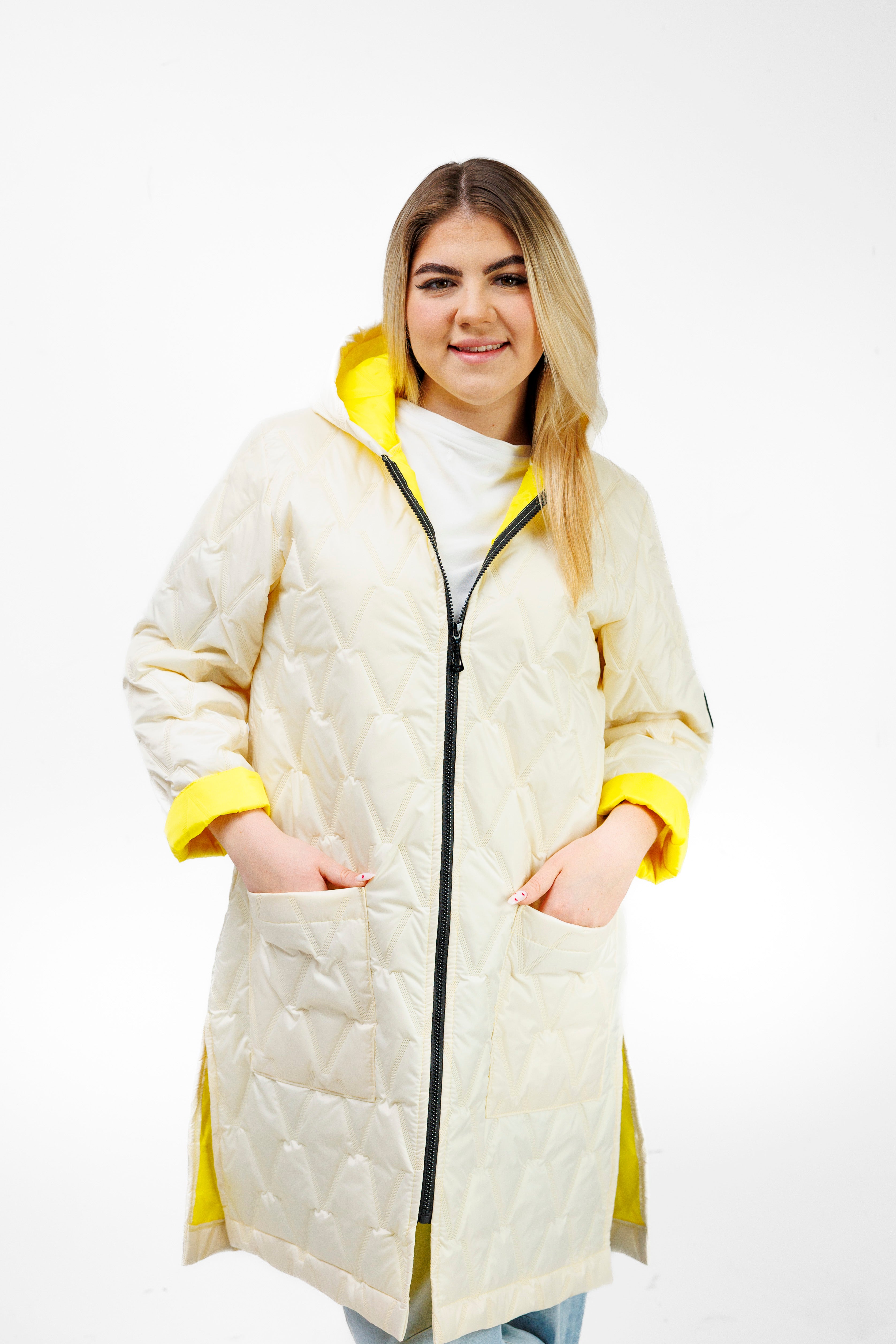 Płaszcz Pikowany Damski z Kapturem i Rozporkami – Polska Produkcja, Duże Rozmiary Żółty