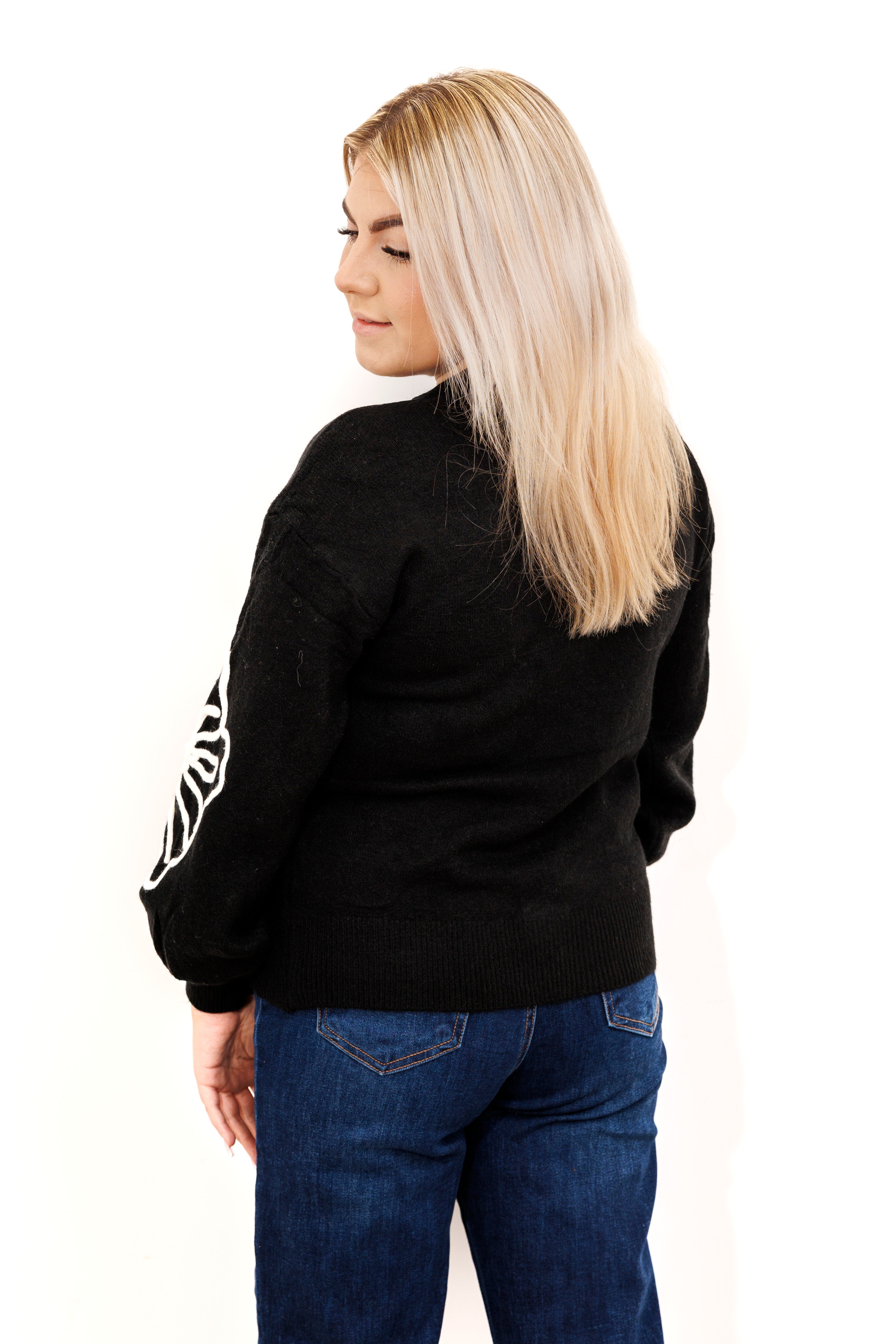 Sweter damski z dekoracyjnymi kwiatami Czarny