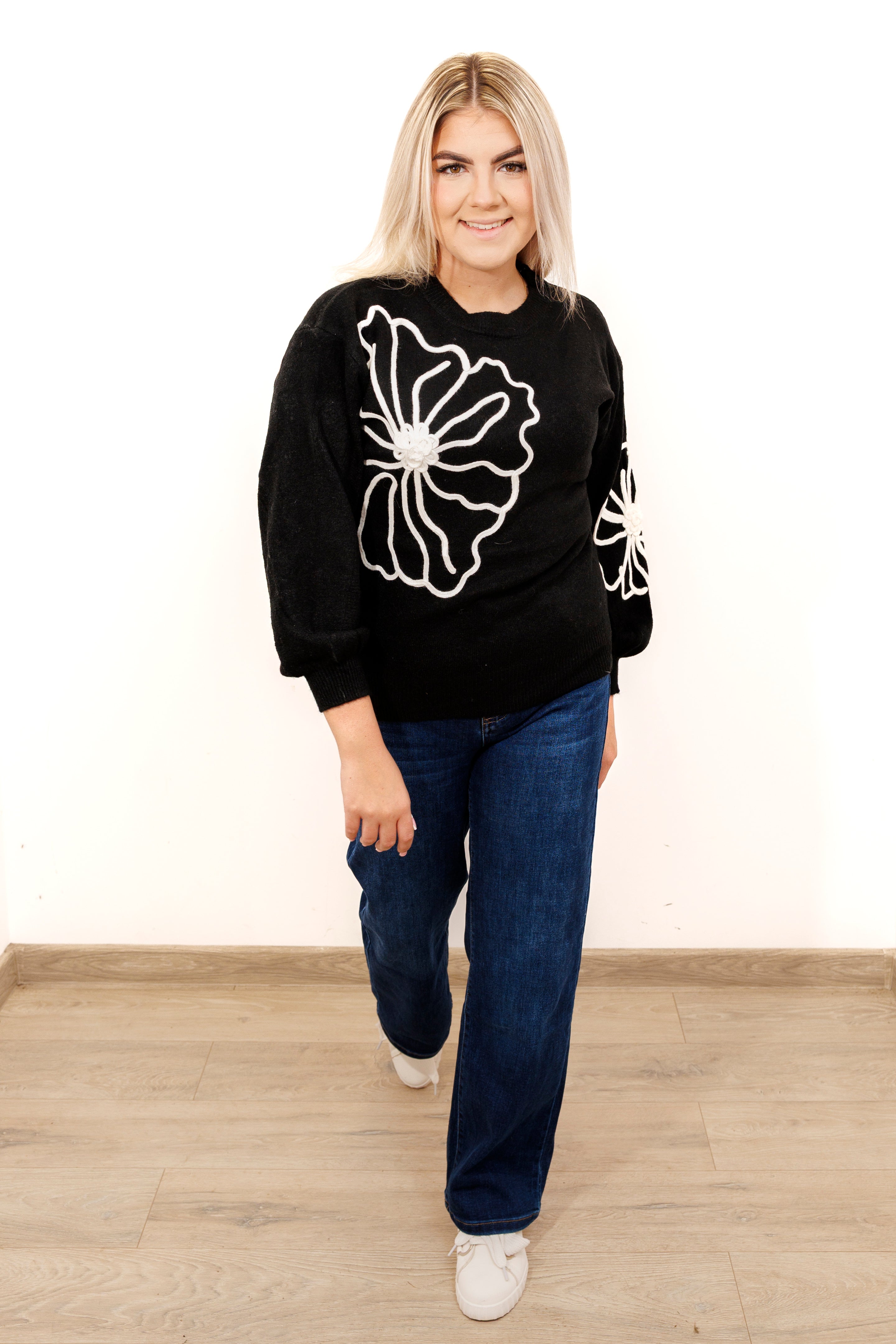 Sweter damski z dekoracyjnymi kwiatami Czarny