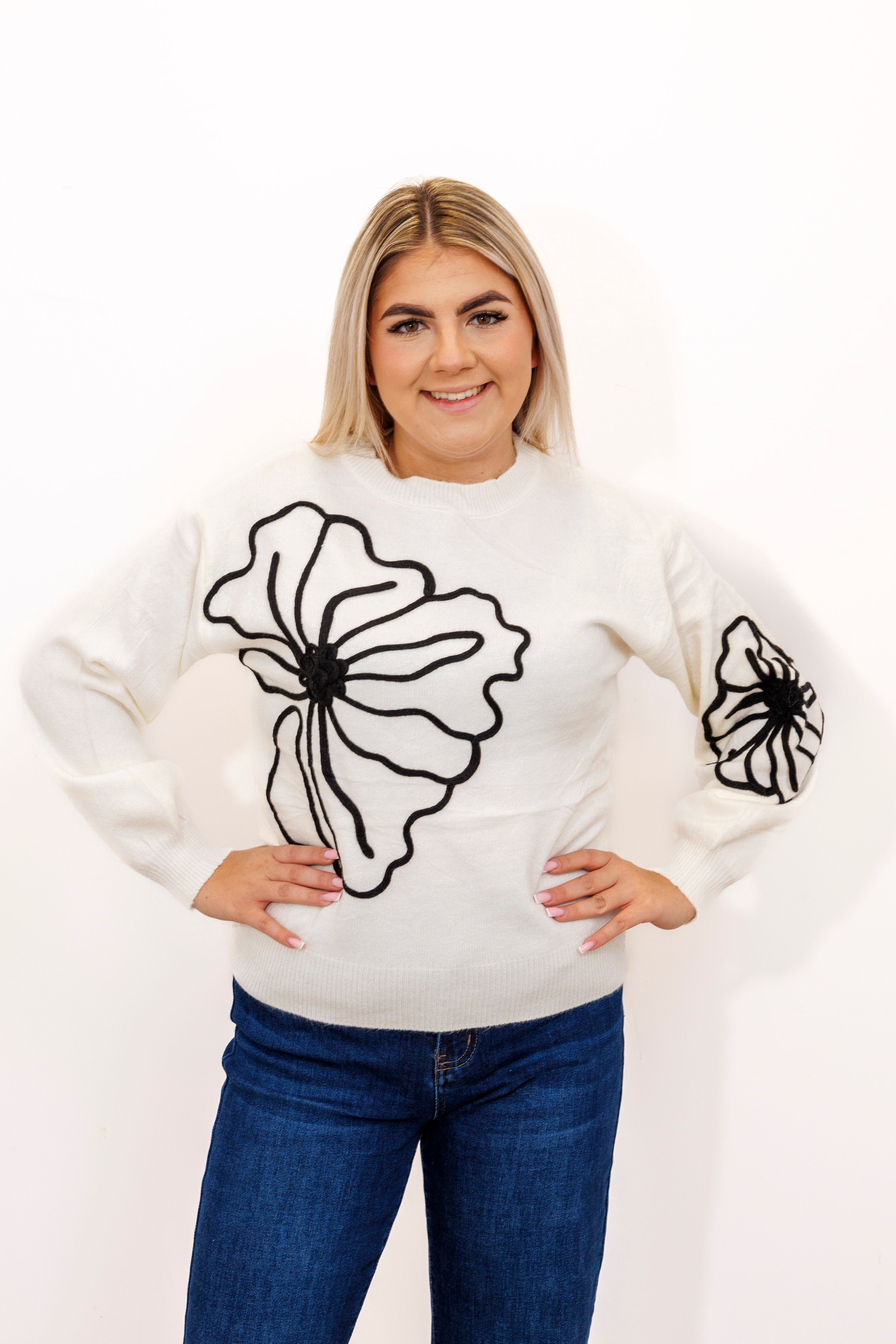 Sweter damski z dekoracyjnymi kwiatami Krem