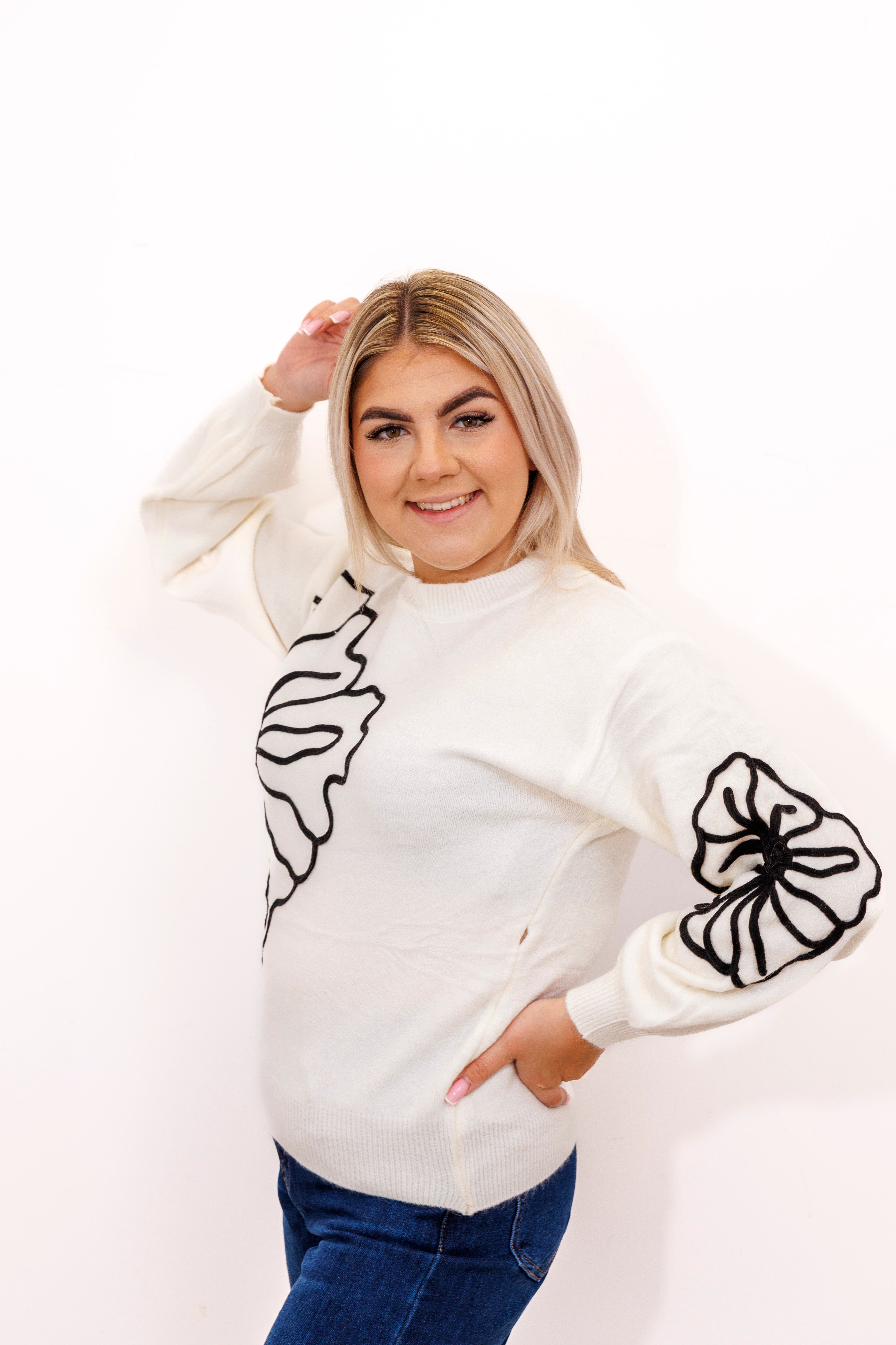 Sweter damski z dekoracyjnymi kwiatami Krem