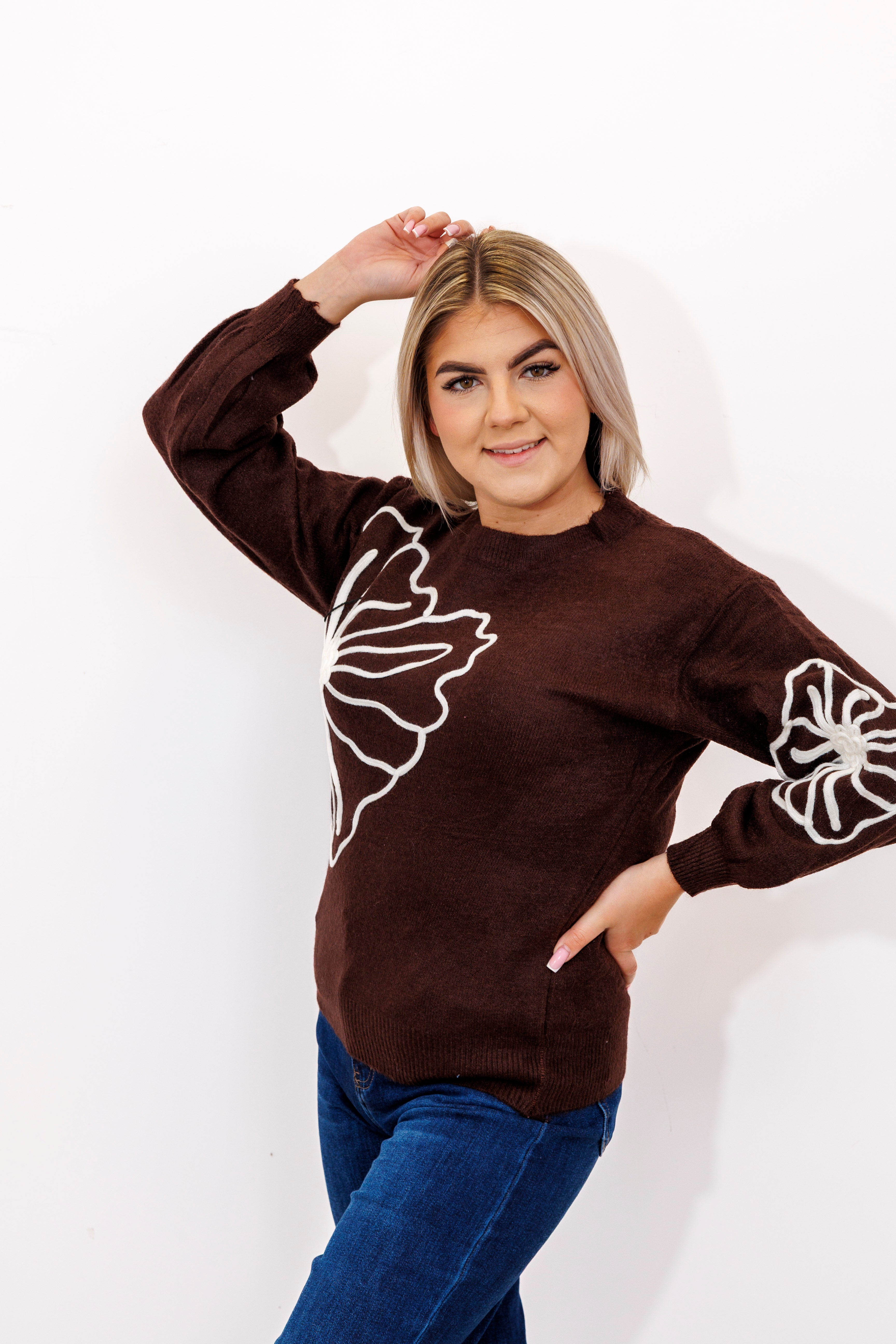 Sweter damski z dekoracyjnymi kwiatami Brąz