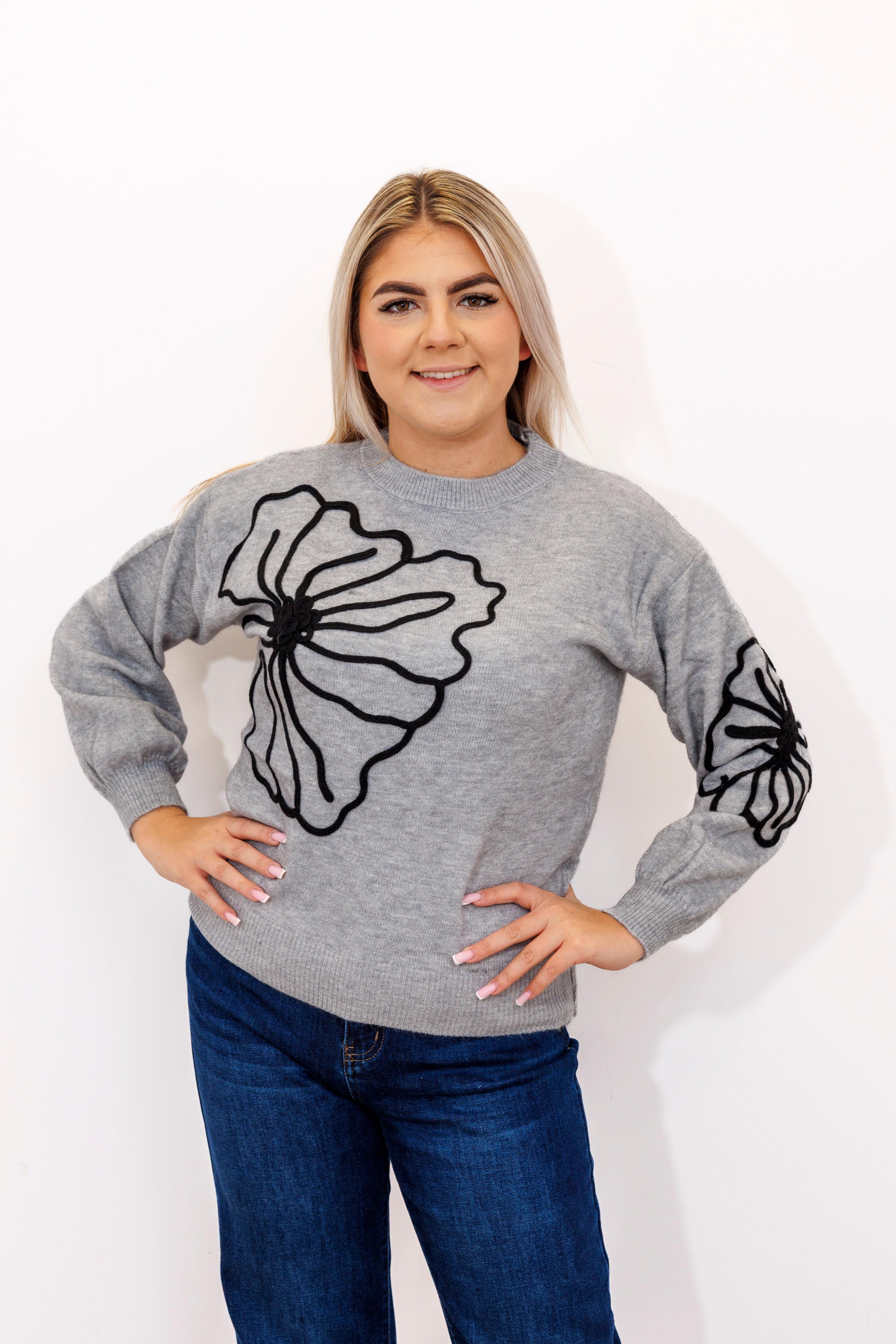 Sweter damski z dekoracyjnymi kwiatami Popiel