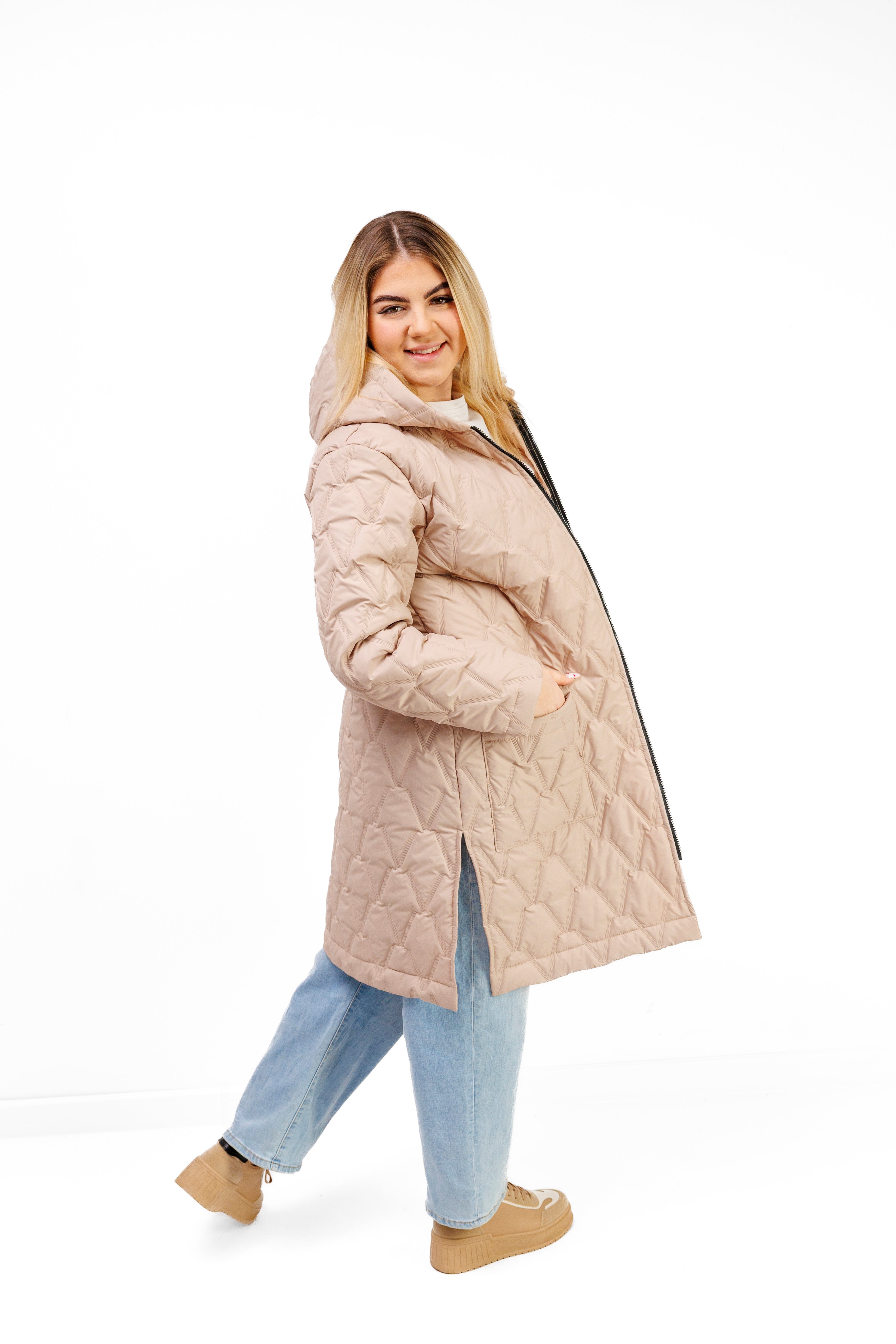 Płaszcz Pikowany Damski z Kapturem i Rozporkami – Polska Produkcja, Duże Rozmiary Beż