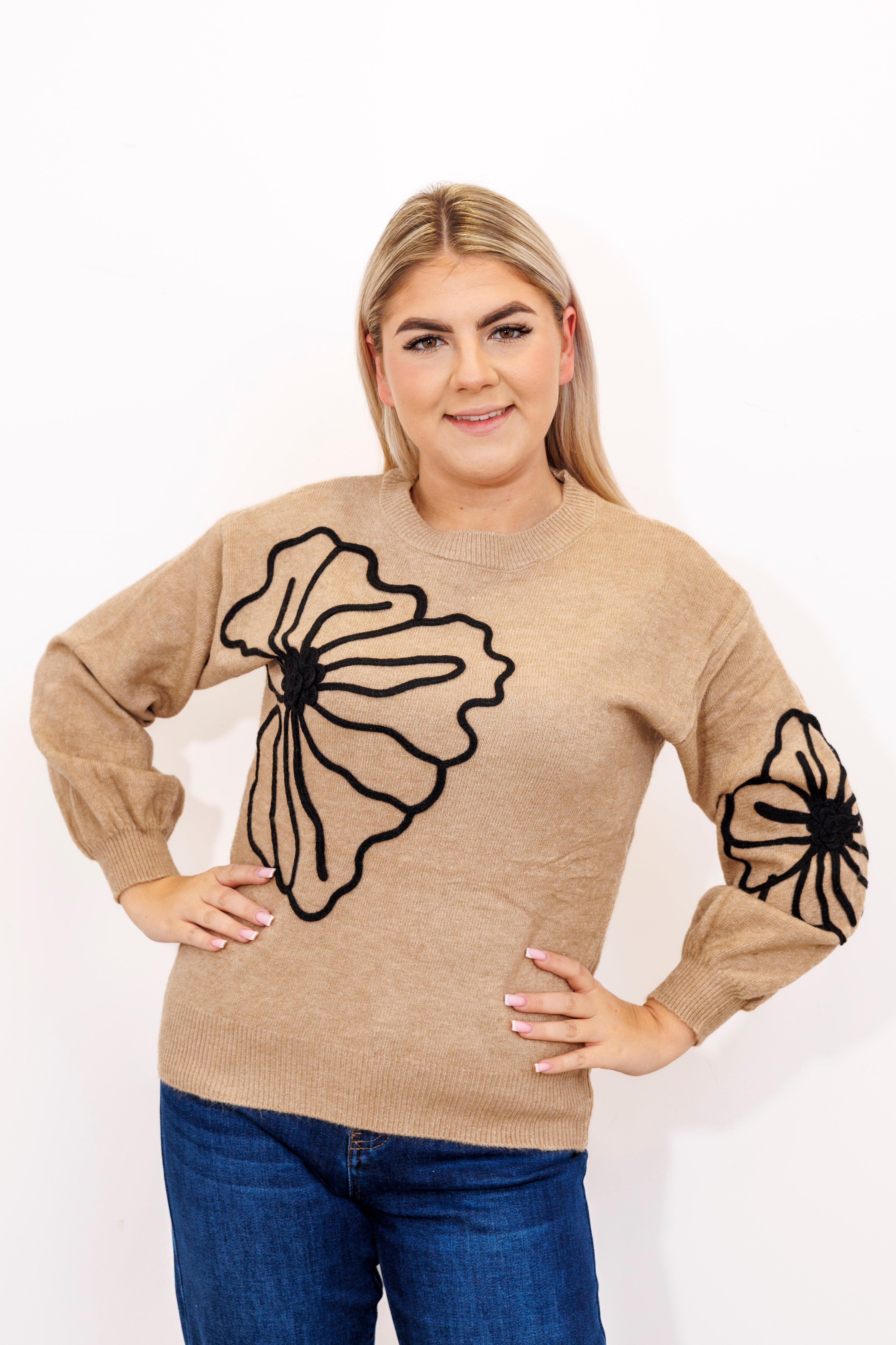 Sweter damski z dekoracyjnymi kwiatami Beż