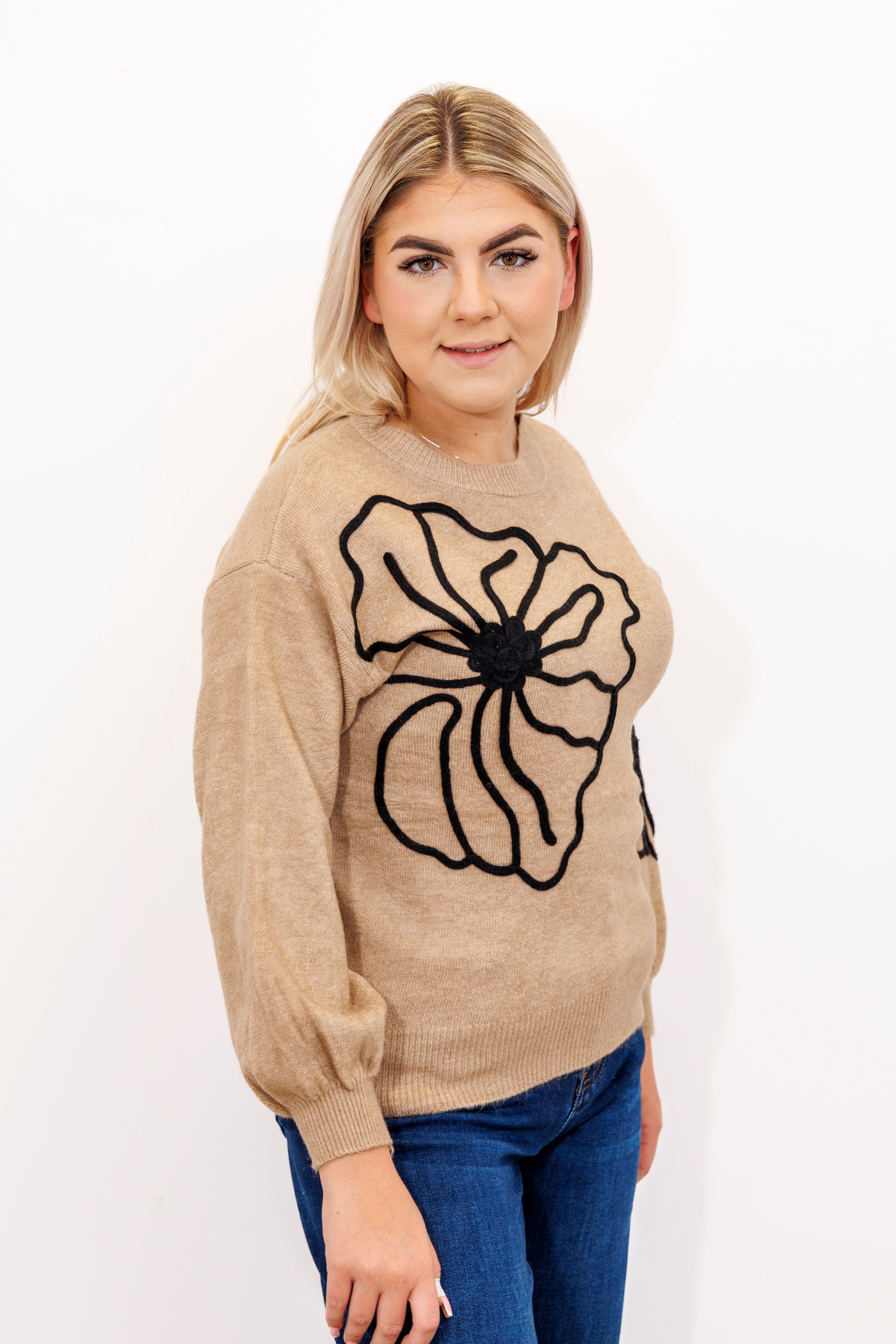 Sweter damski z dekoracyjnymi kwiatami Beż