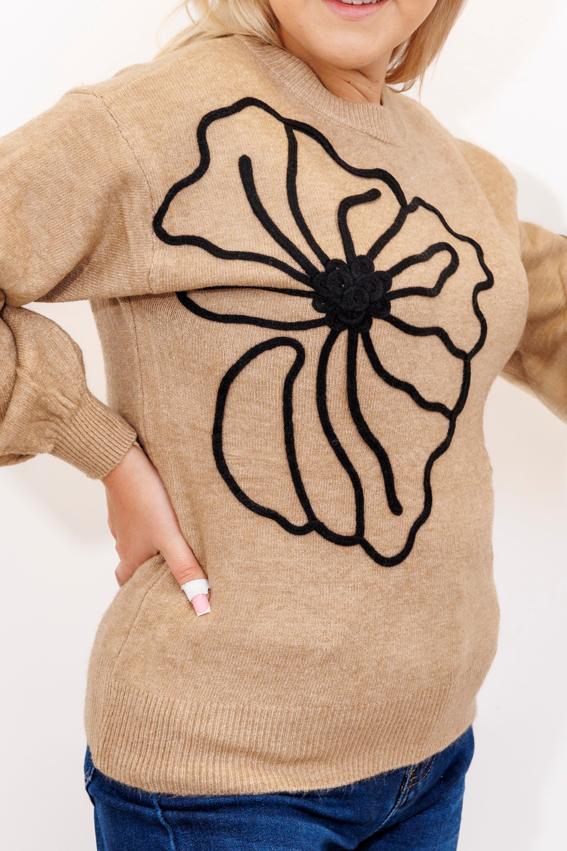 Sweter damski z dekoracyjnymi kwiatami Beż