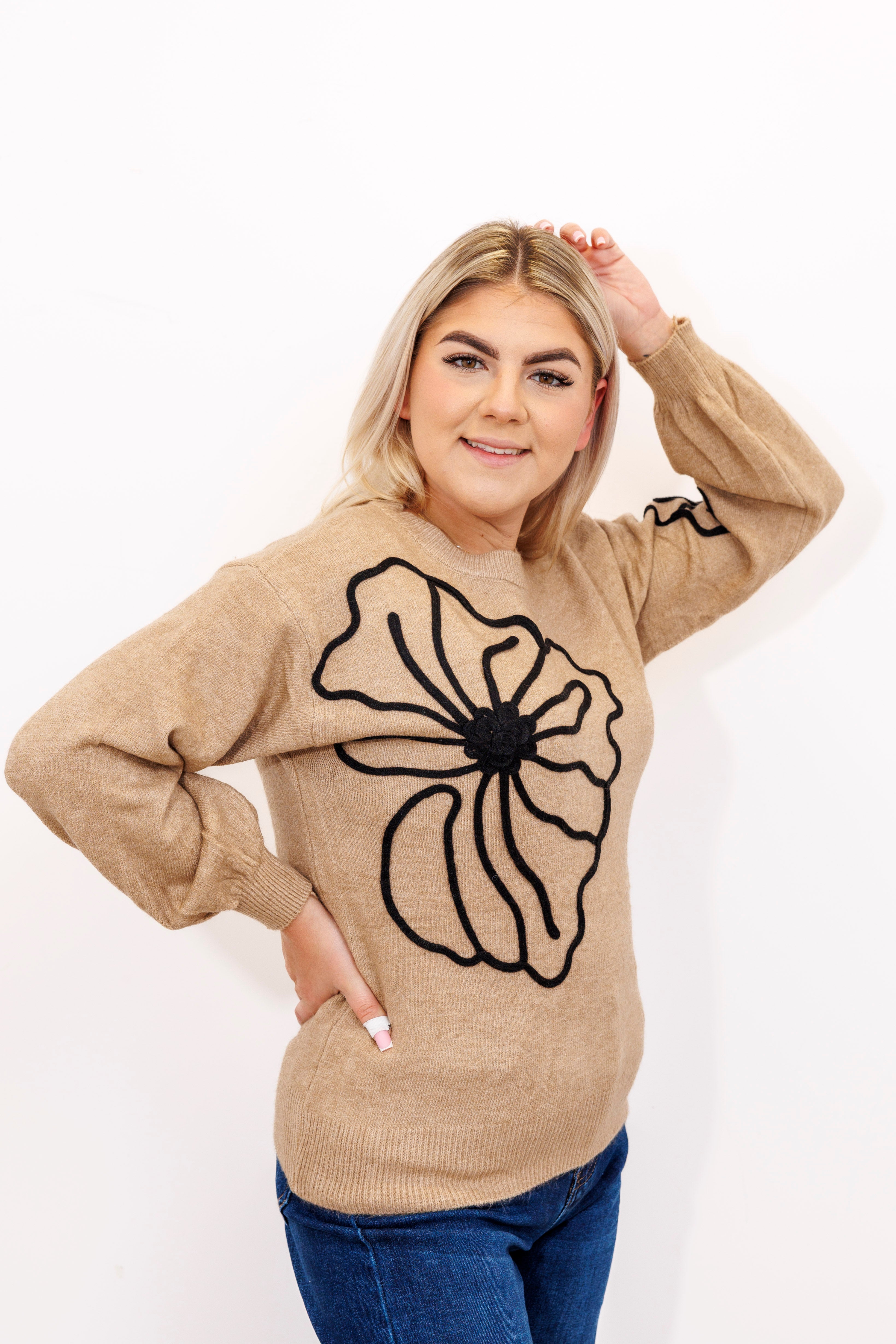 Sweter damski z dekoracyjnymi kwiatami Beż