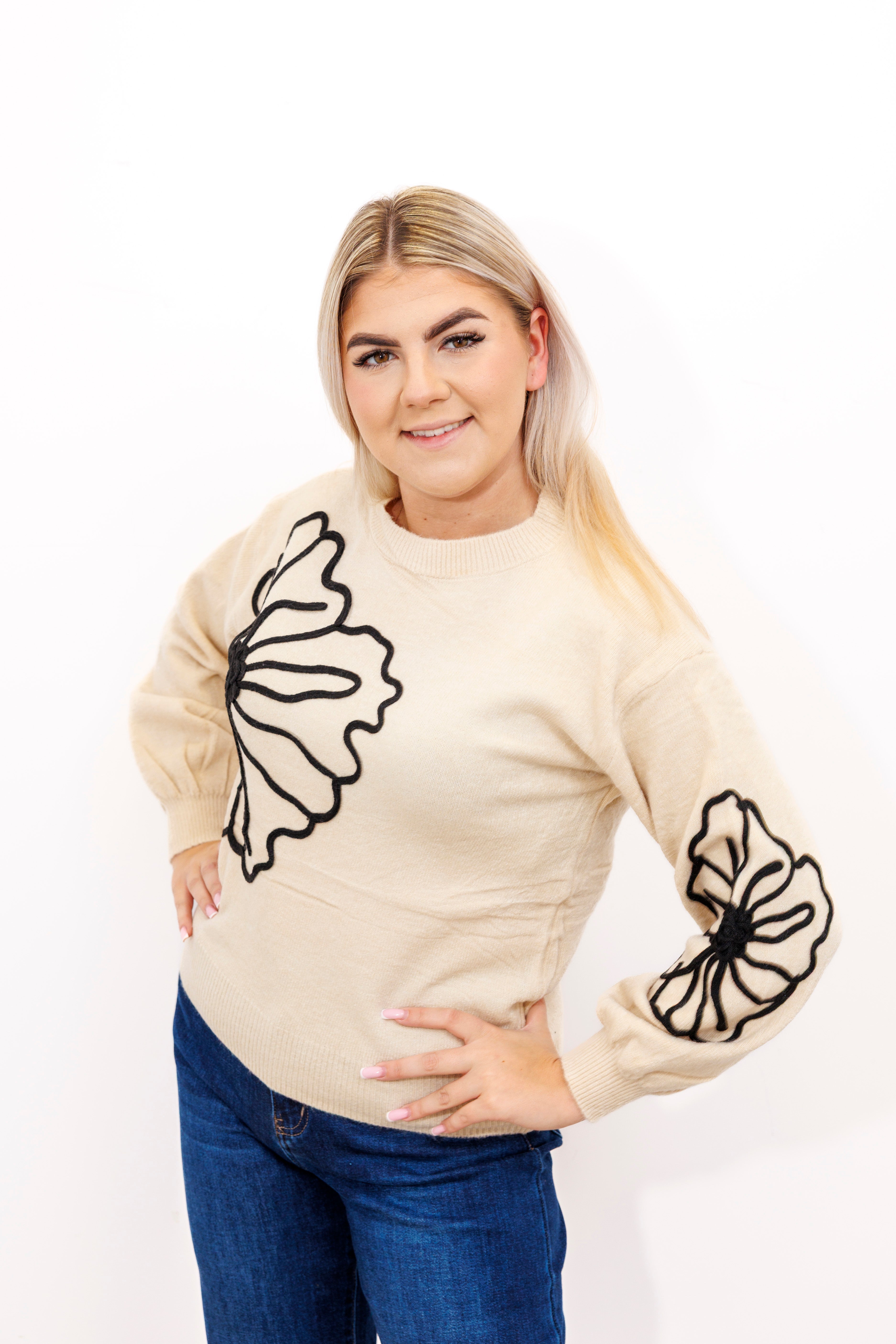 Sweter damski z dekoracyjnymi kwiatami Jasny Beż