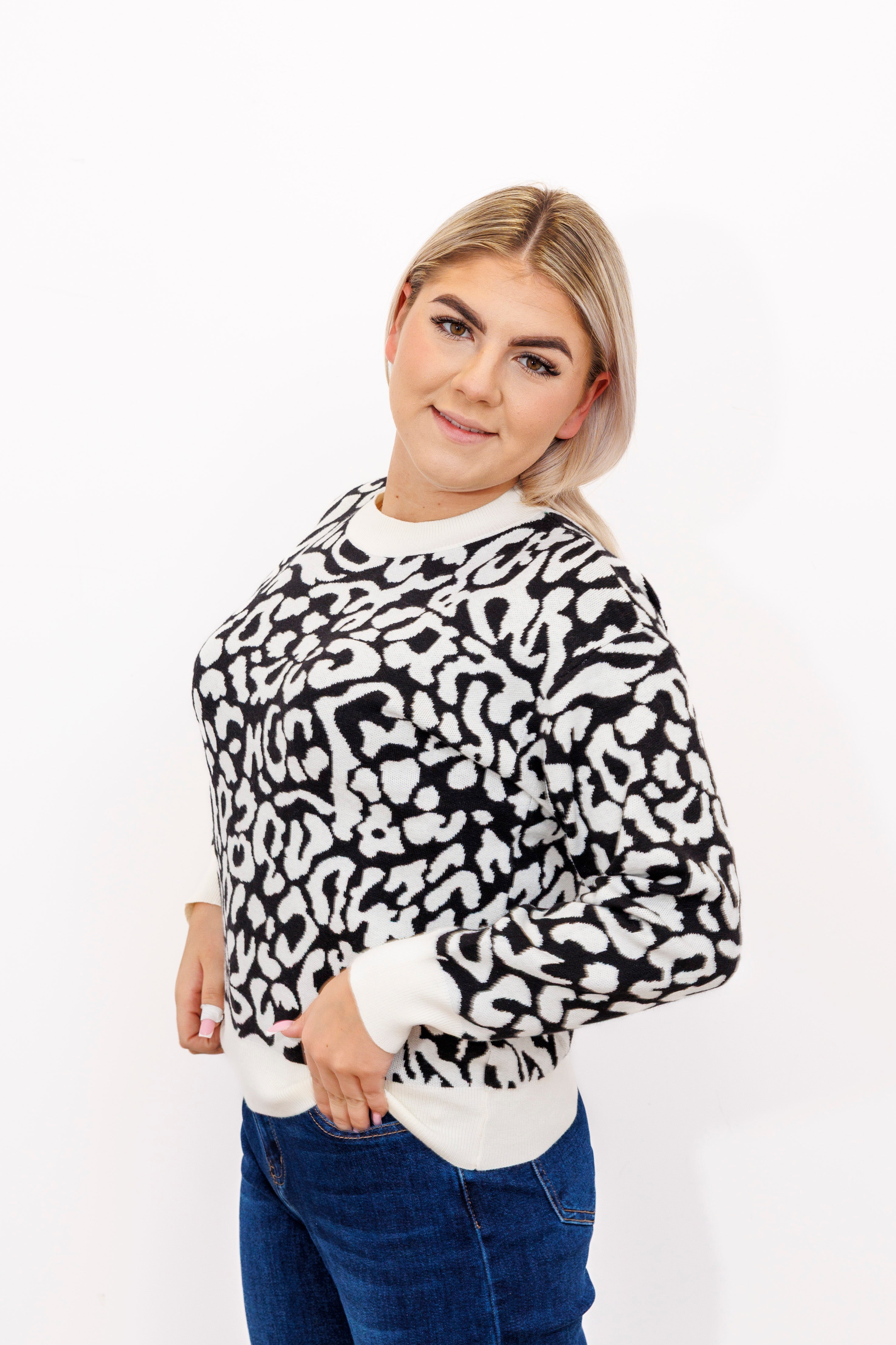 Sweter damski z motywem panterki Wzór 1