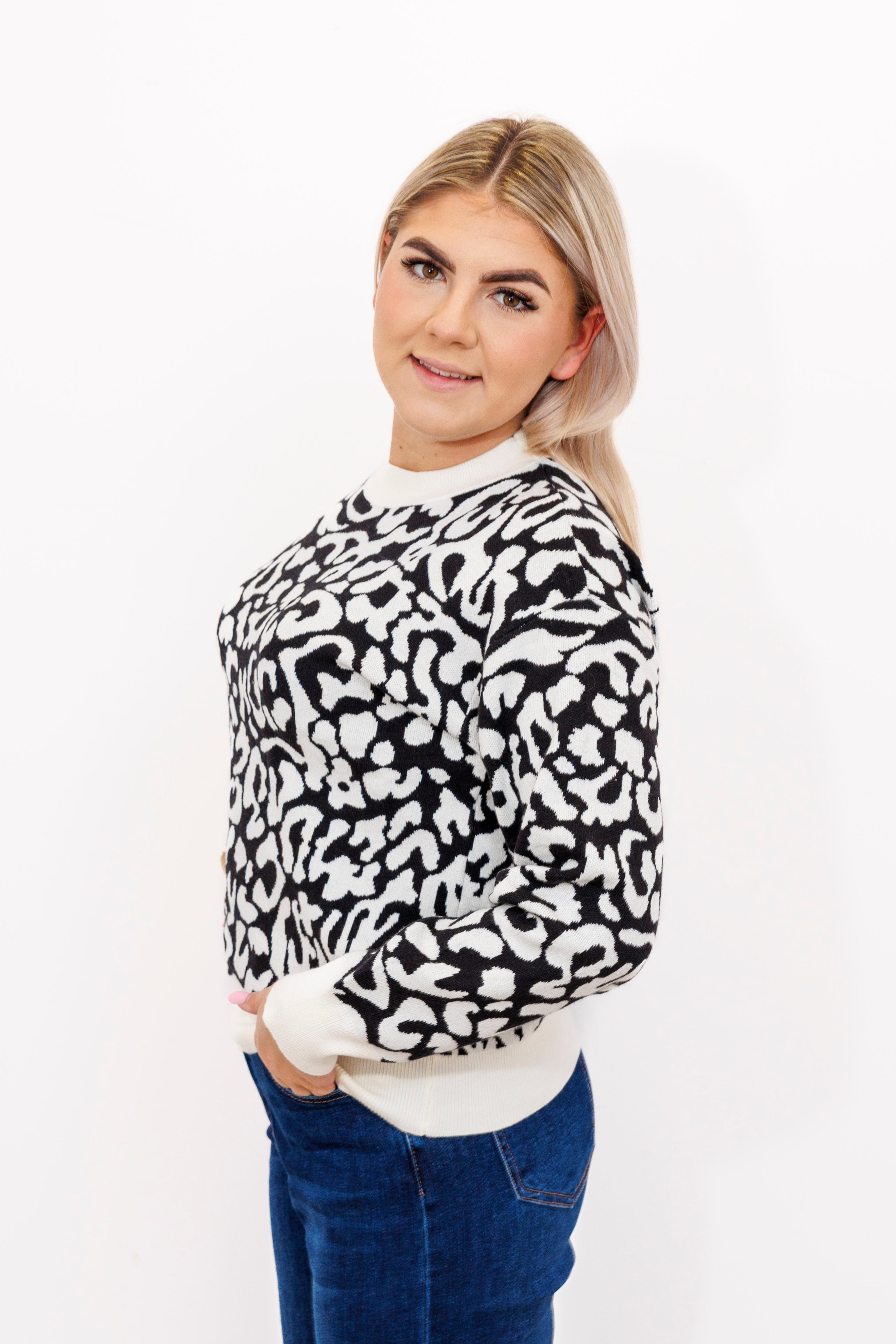 Sweter damski z motywem panterki Wzór 1