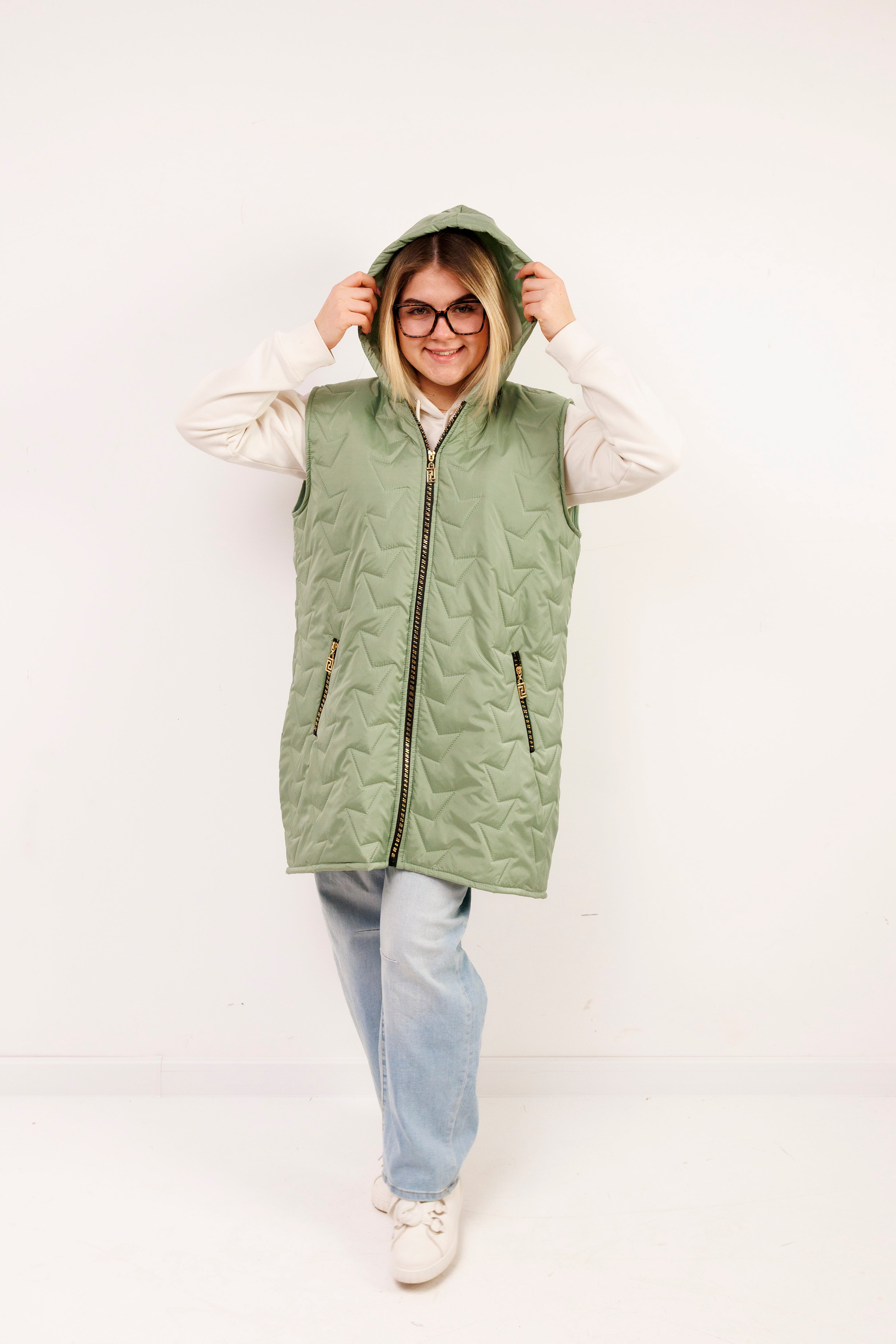 Kamizelka damska plus size pikowana z kapturem polska produkcja Szałwia