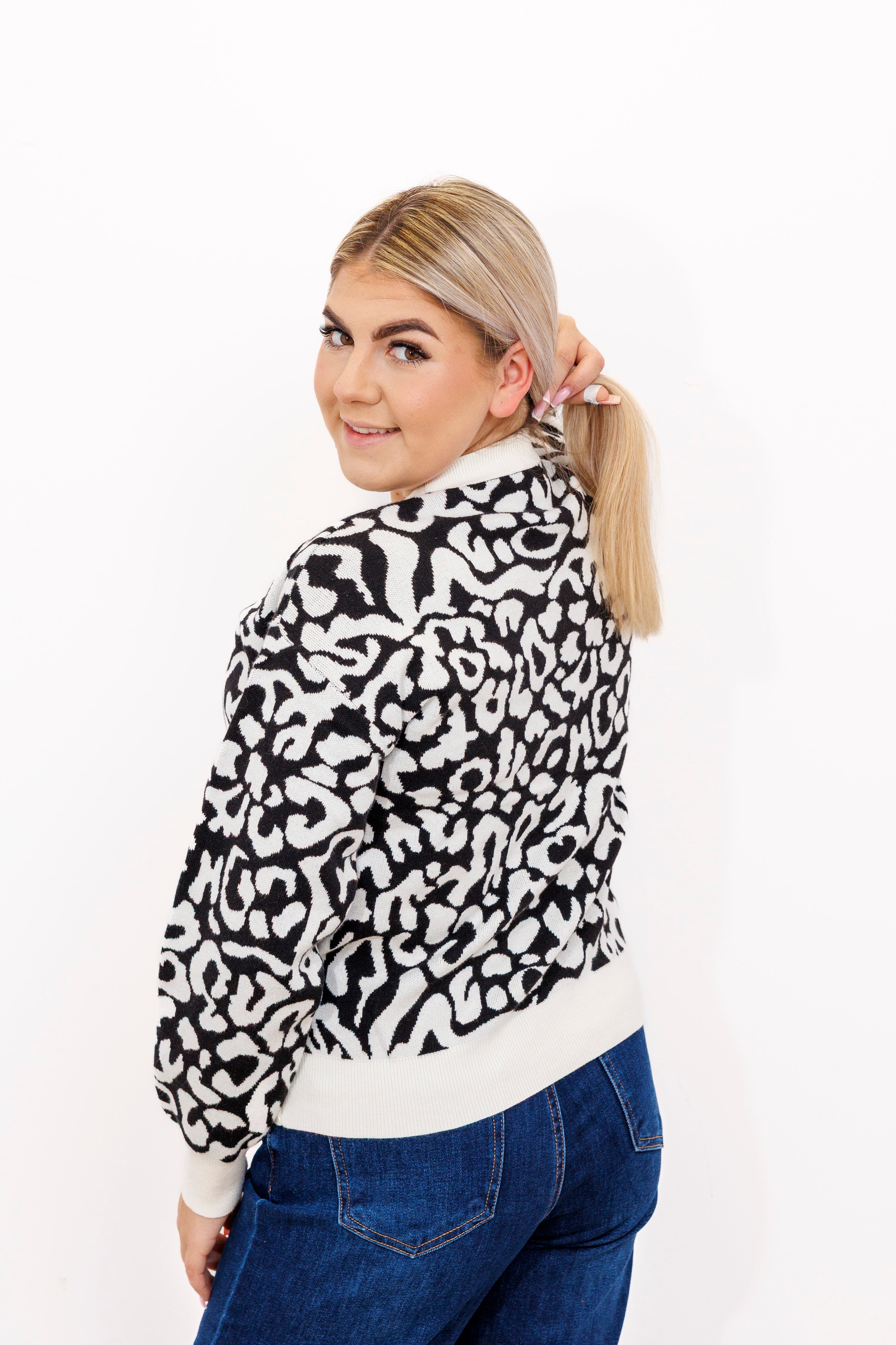 Sweter damski z motywem panterki Wzór 1