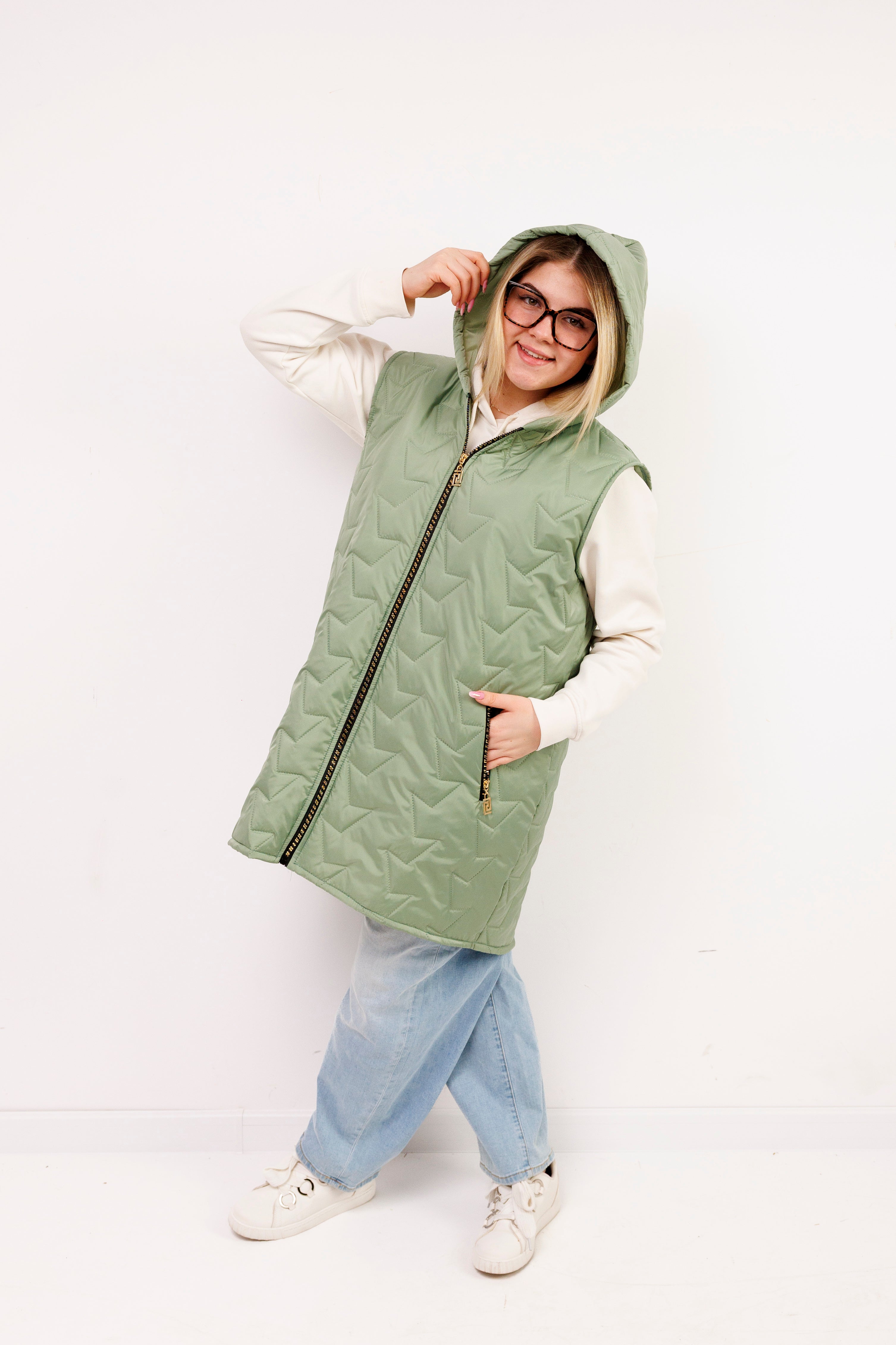 Kamizelka damska plus size pikowana z kapturem polska produkcja Szałwia
