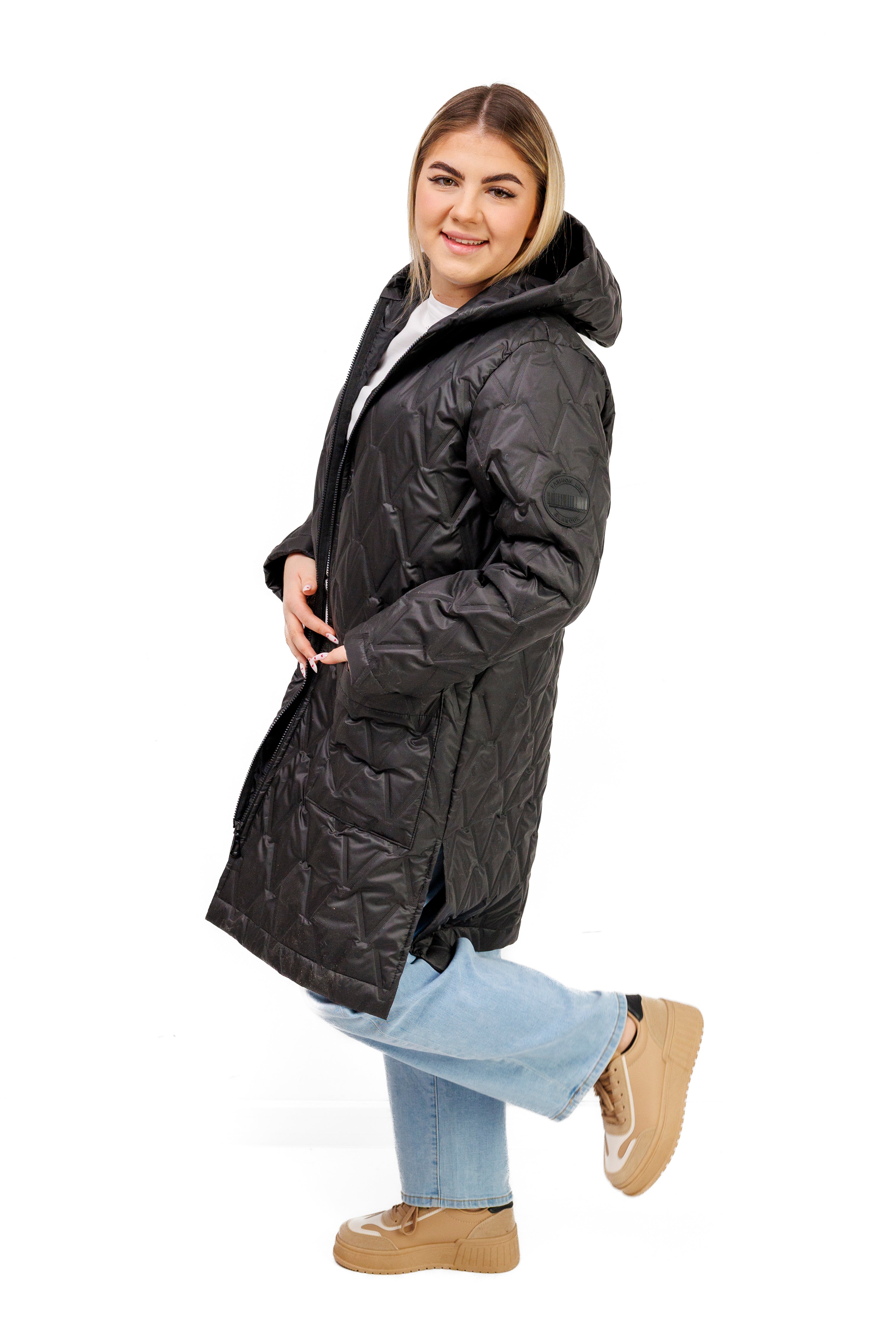 Płaszcz Pikowany Damski z Kapturem i Rozporkami – Polska Produkcja, Duże Rozmiary Czarny