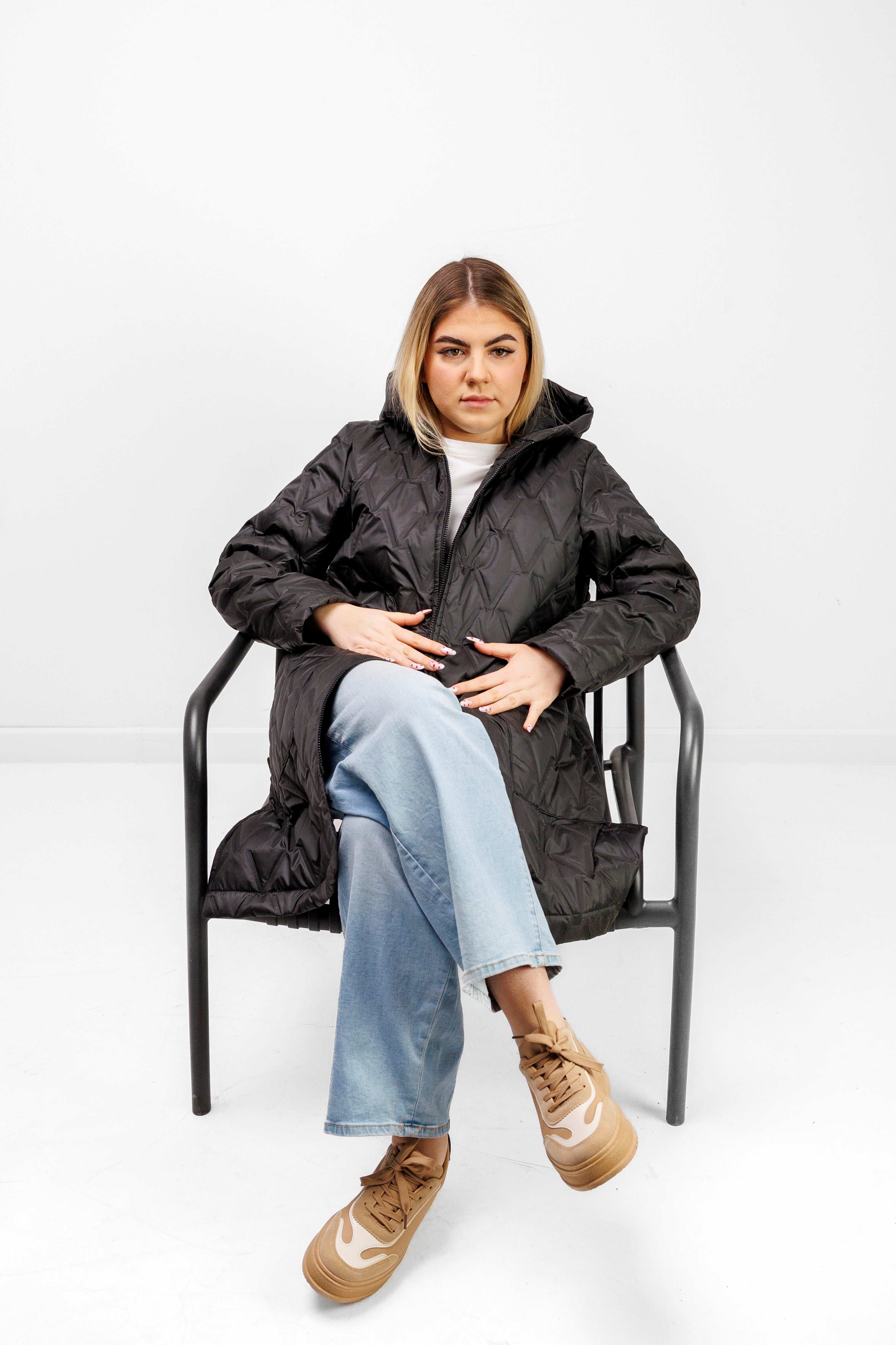 Płaszcz Pikowany Damski z Kapturem i Rozporkami – Polska Produkcja, Duże Rozmiary Czarny