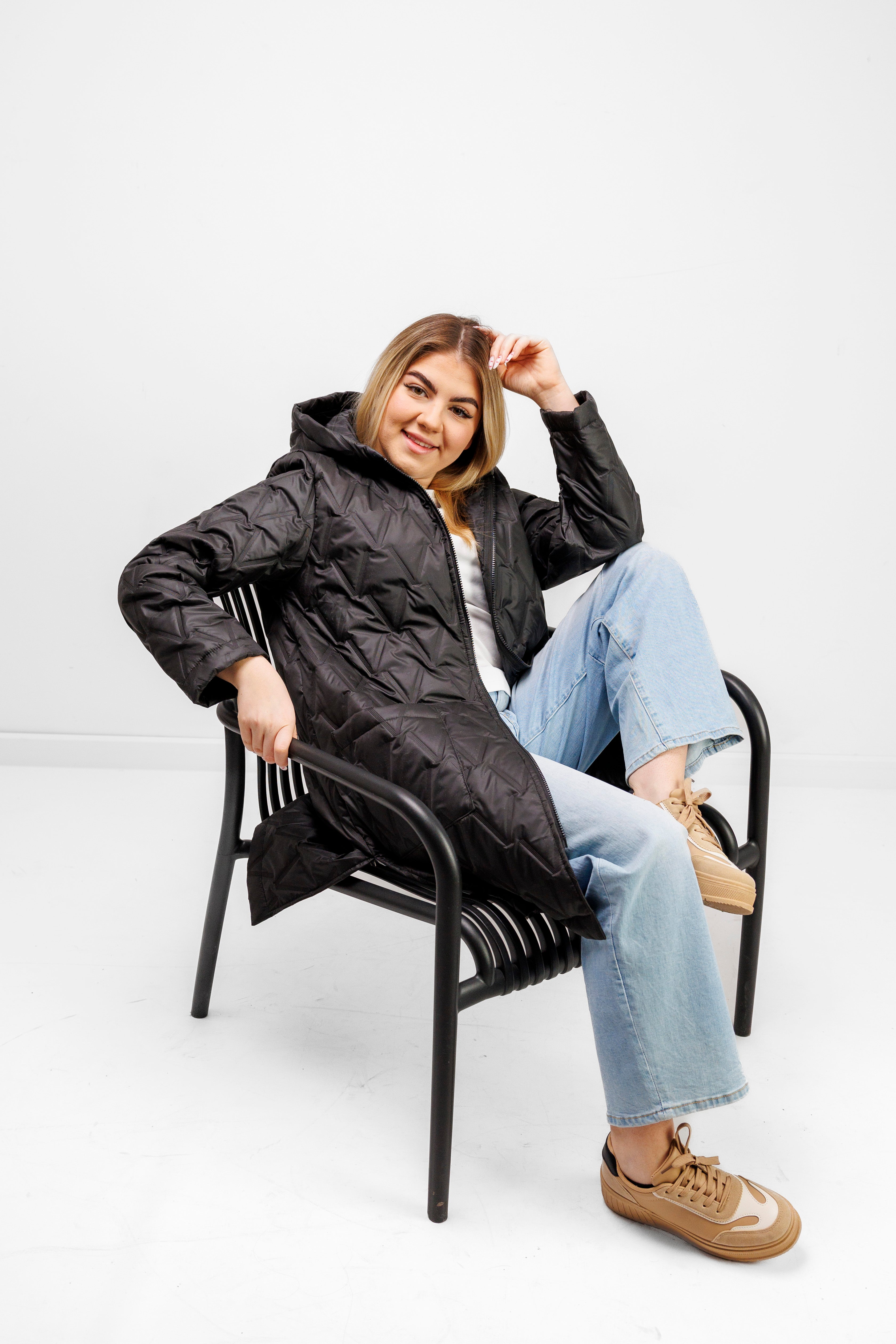 Płaszcz Pikowany Damski z Kapturem i Rozporkami – Polska Produkcja, Duże Rozmiary Czarny