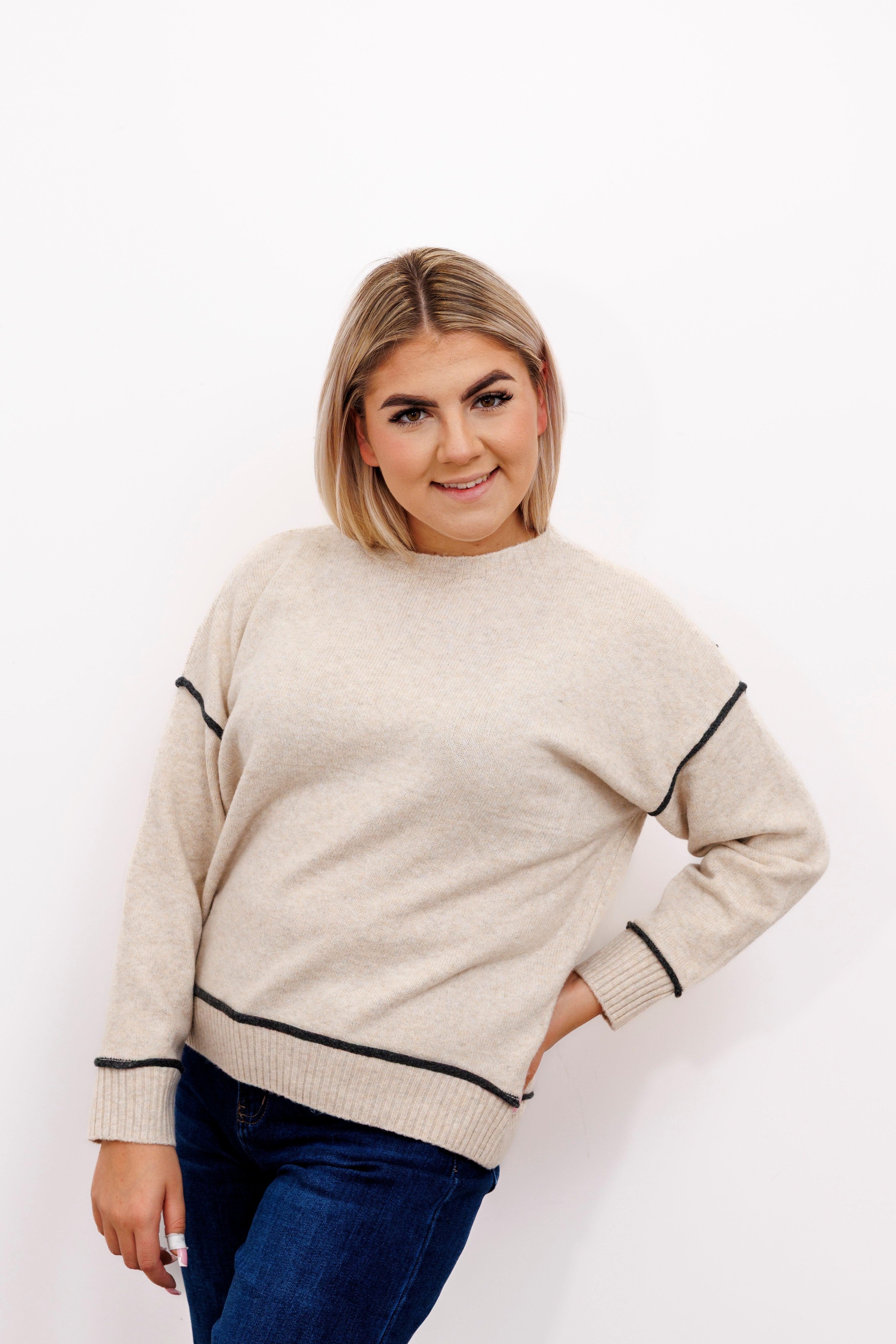 Sweter z kontrastowymi przeszyciami Jasny Beż