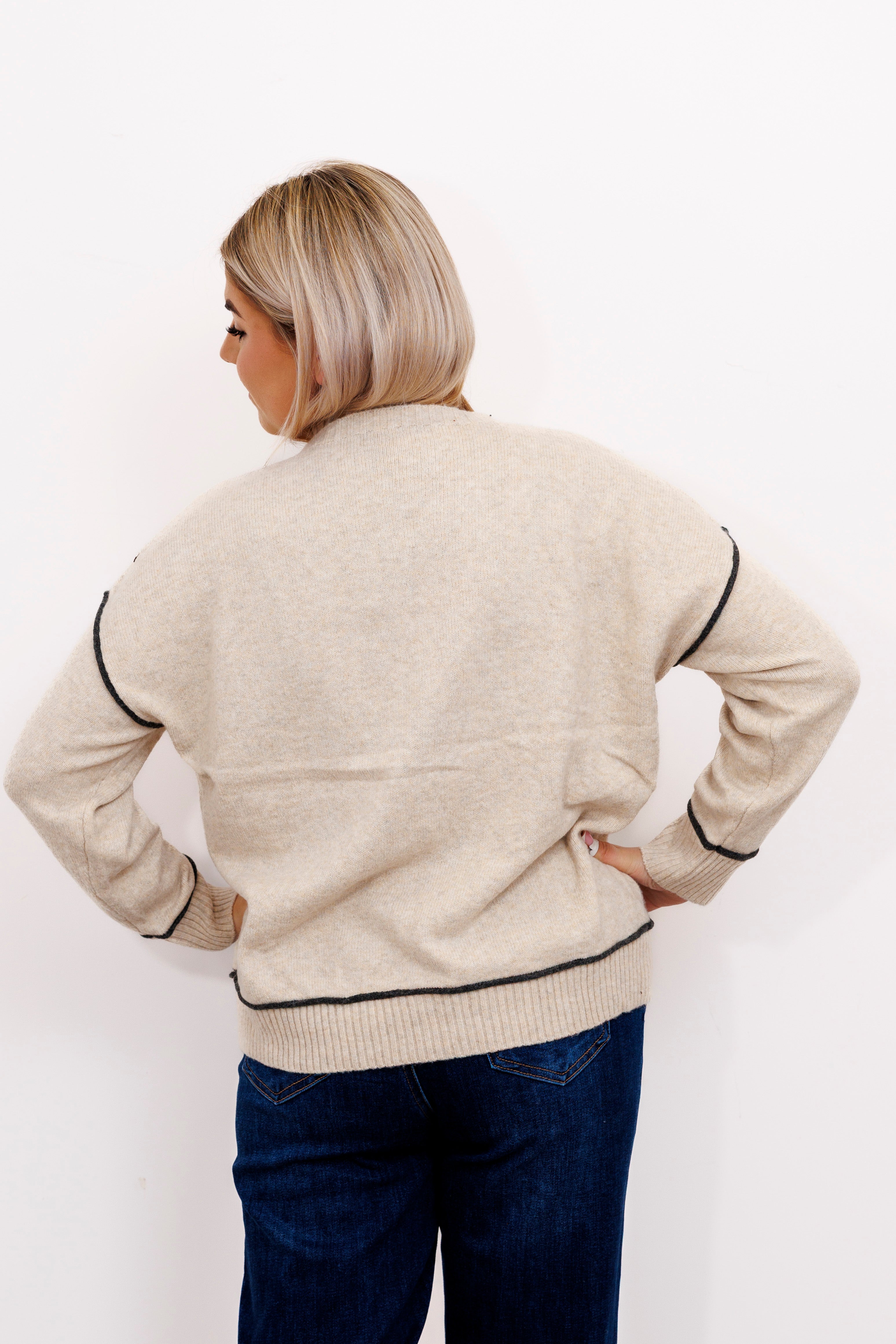 Sweter z kontrastowymi przeszyciami Jasny Beż