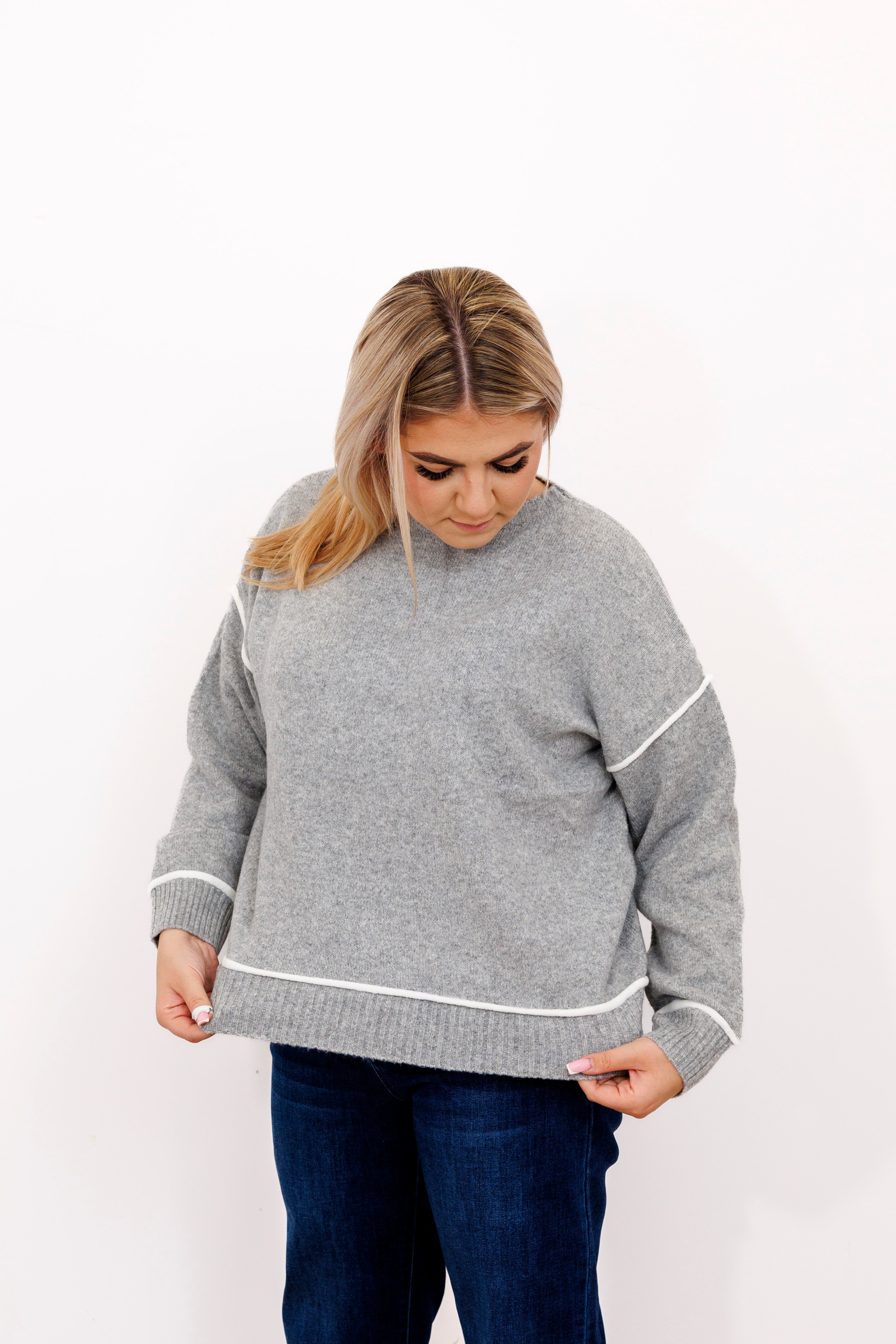 Sweter z kontrastowymi przeszyciami Popiel