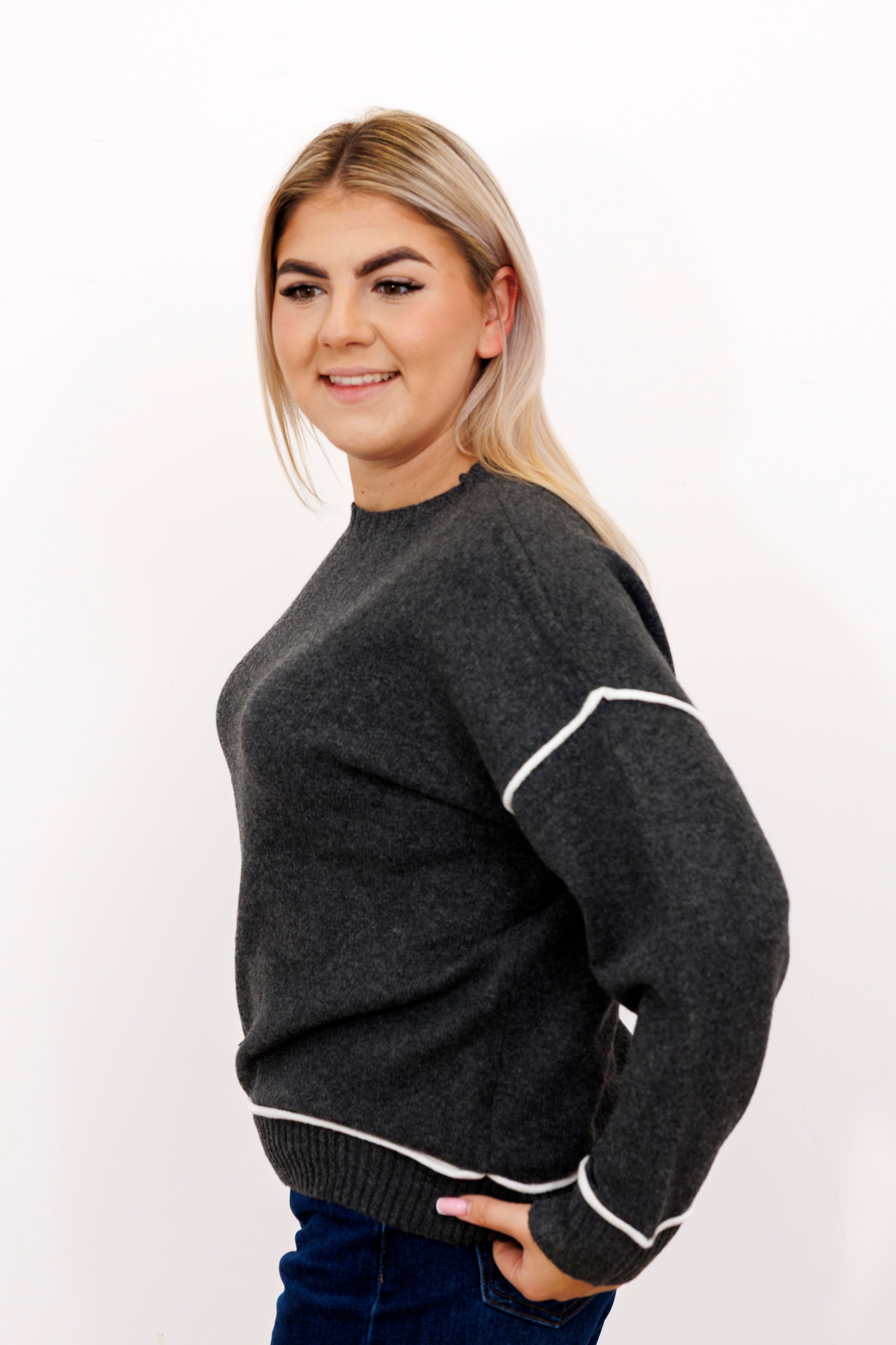 Sweter z kontrastowymi przeszyciami Czarny