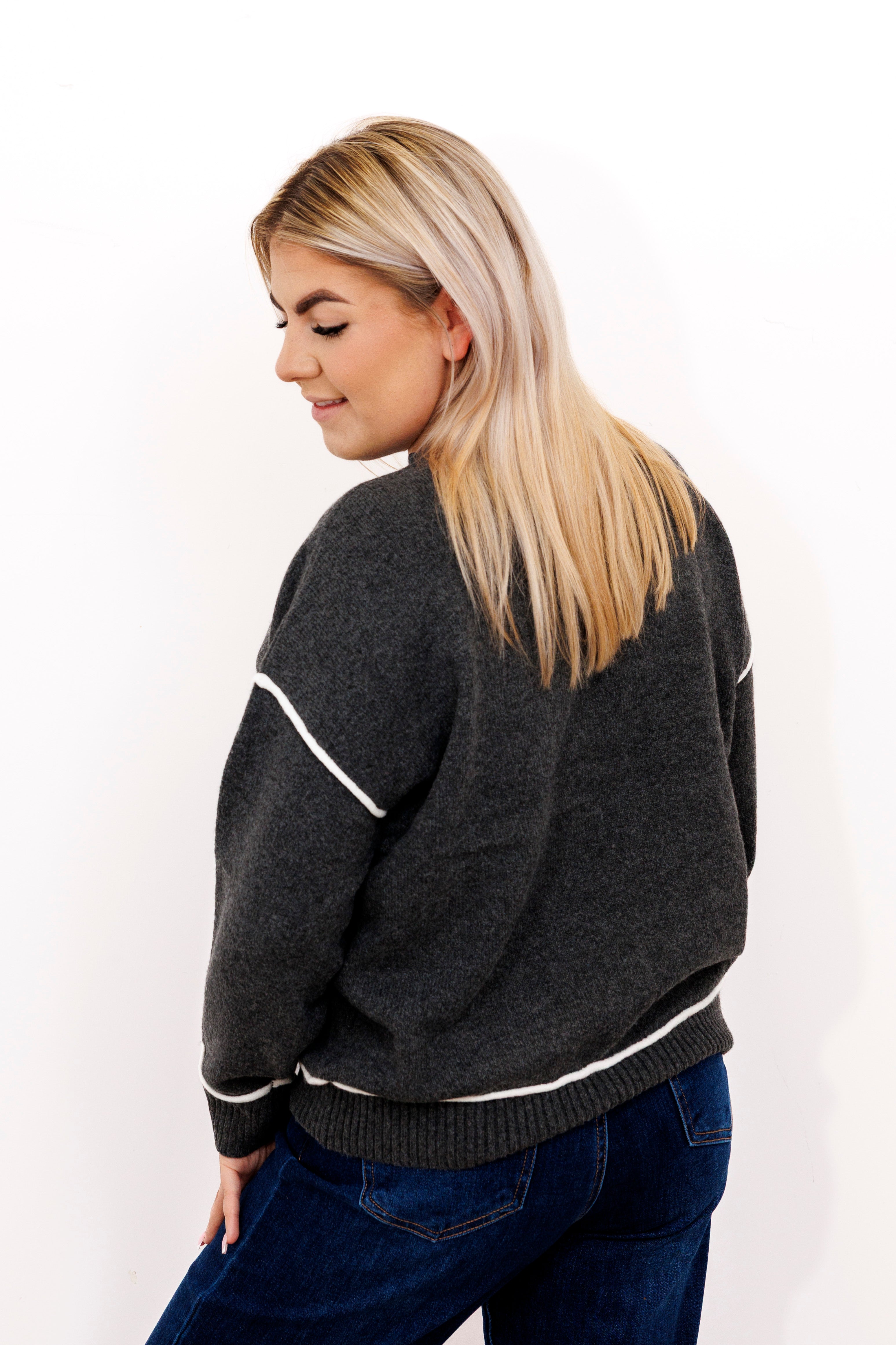 Sweter z kontrastowymi przeszyciami Czarny