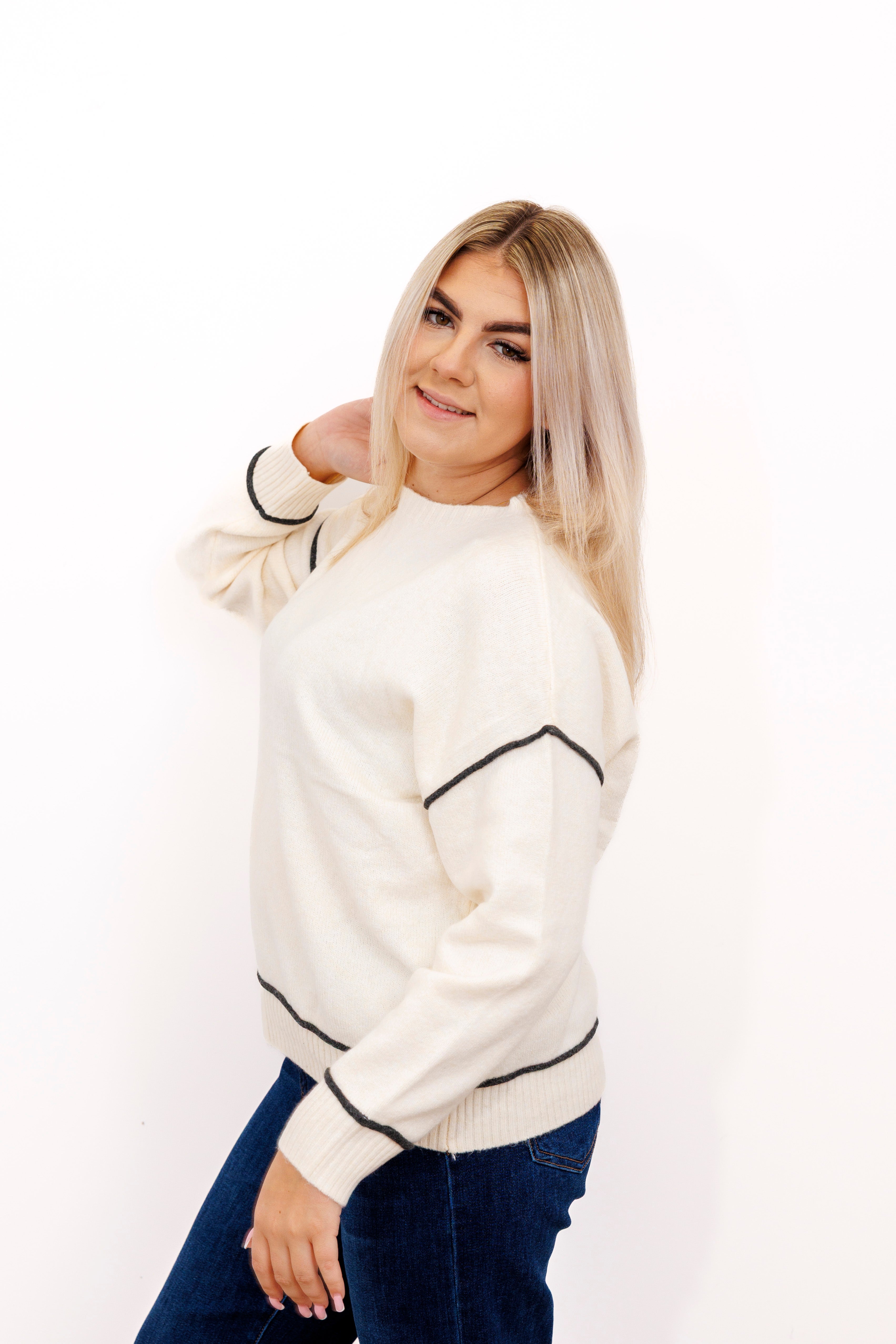 Sweter z kontrastowymi przeszyciami Krem