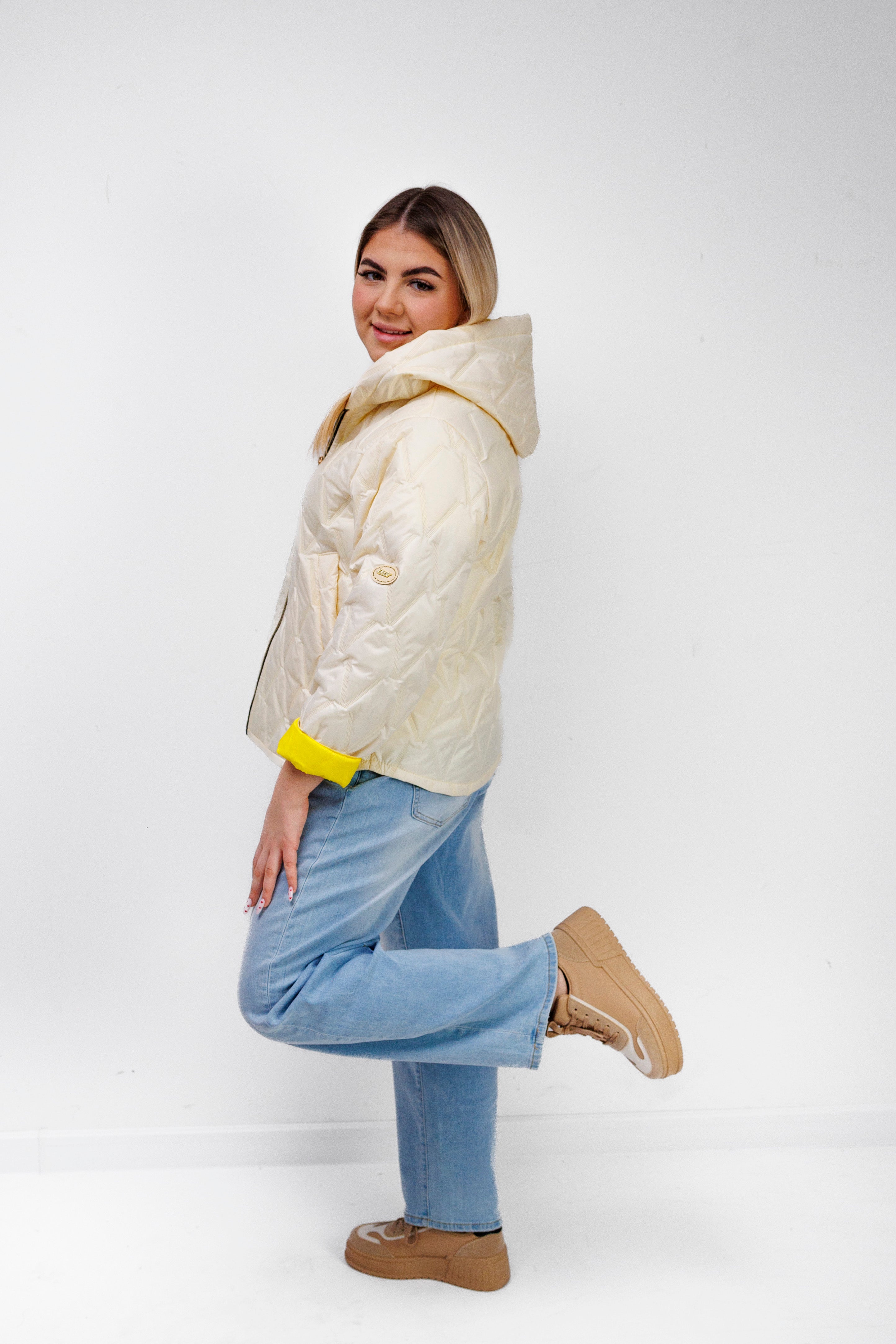 Krótka Kurtka Damska z Naszywką Polska Marka Plus Size Żółty