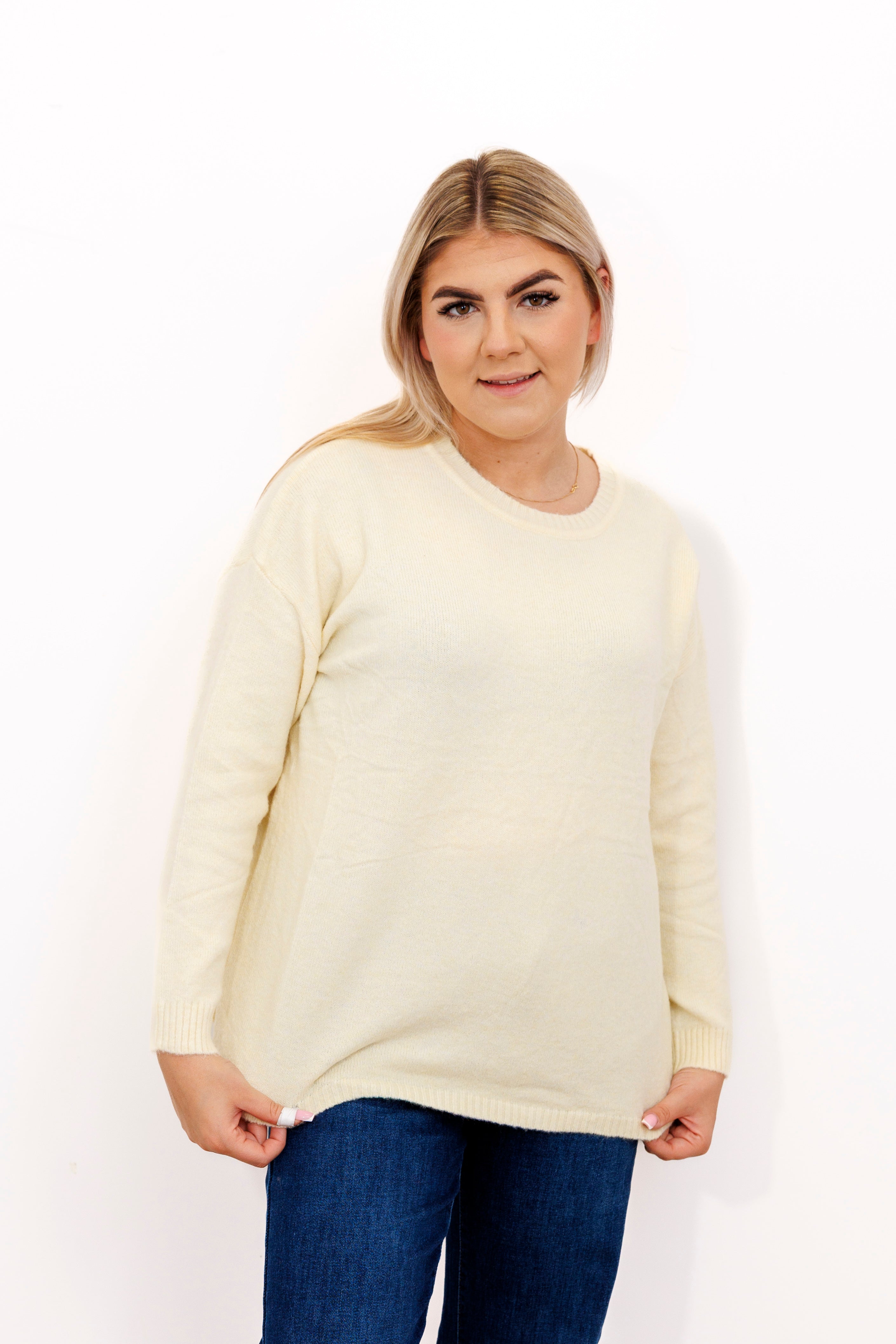 Sweter o klasycznym kroju z bocznymi rozporkami Krem