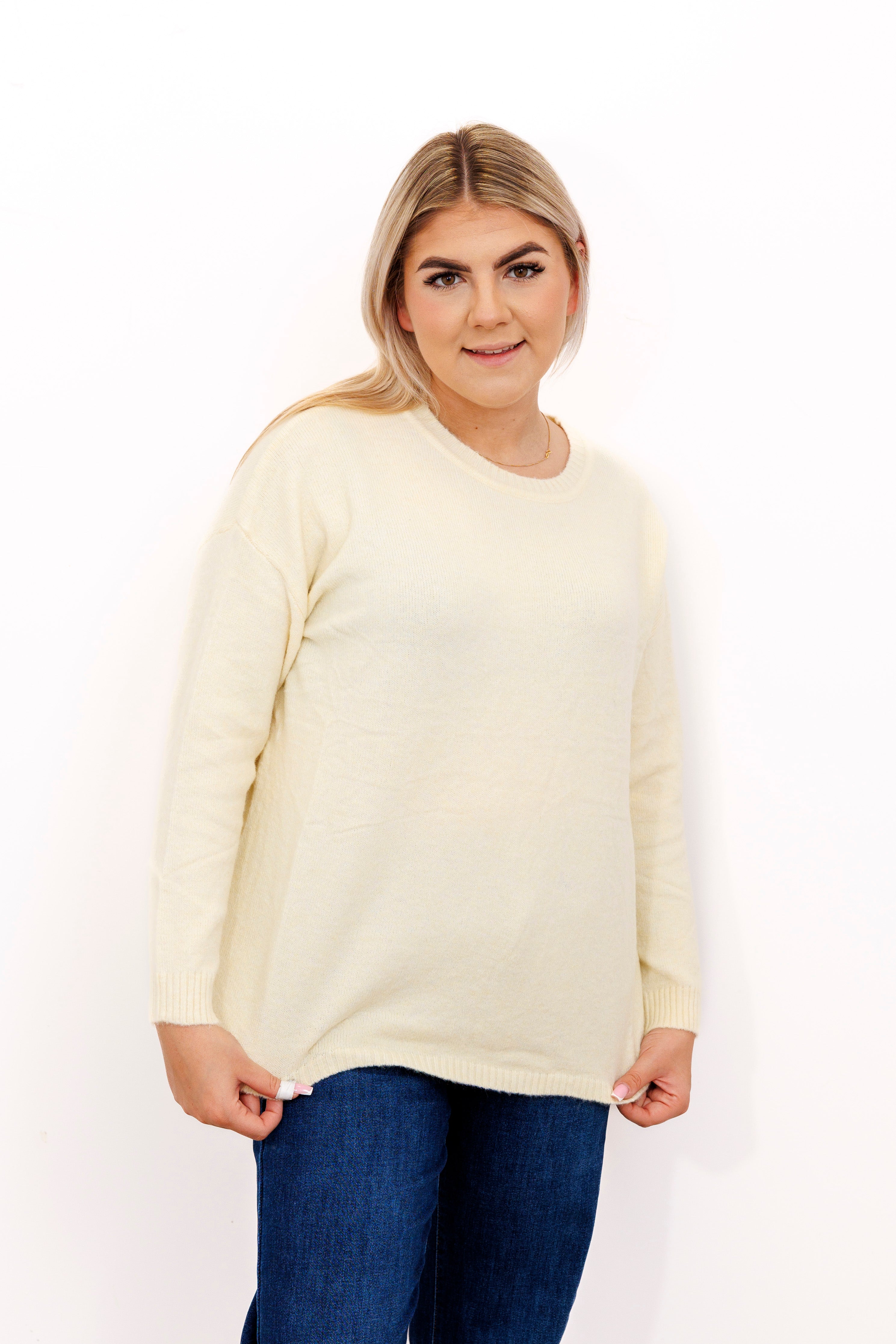 Sweter o klasycznym kroju z bocznymi rozporkami Krem