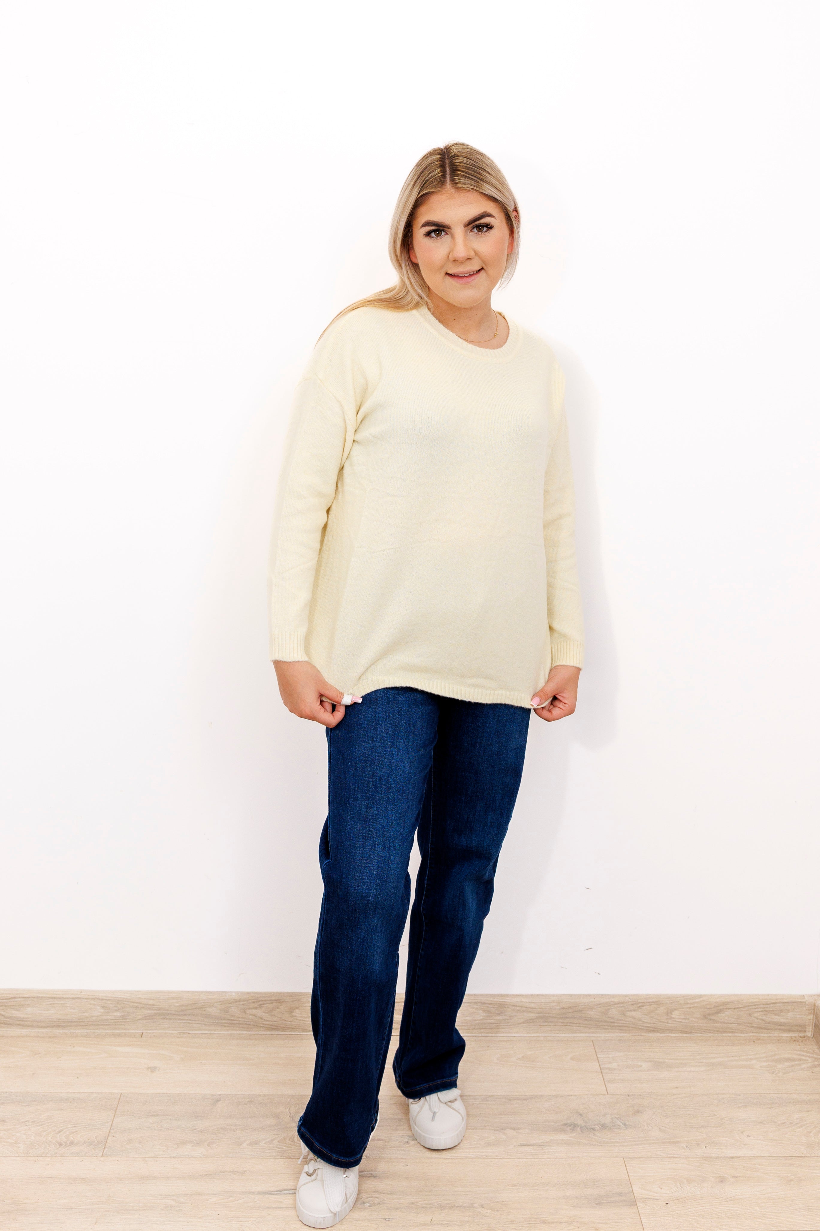 Sweter o klasycznym kroju z bocznymi rozporkami Krem