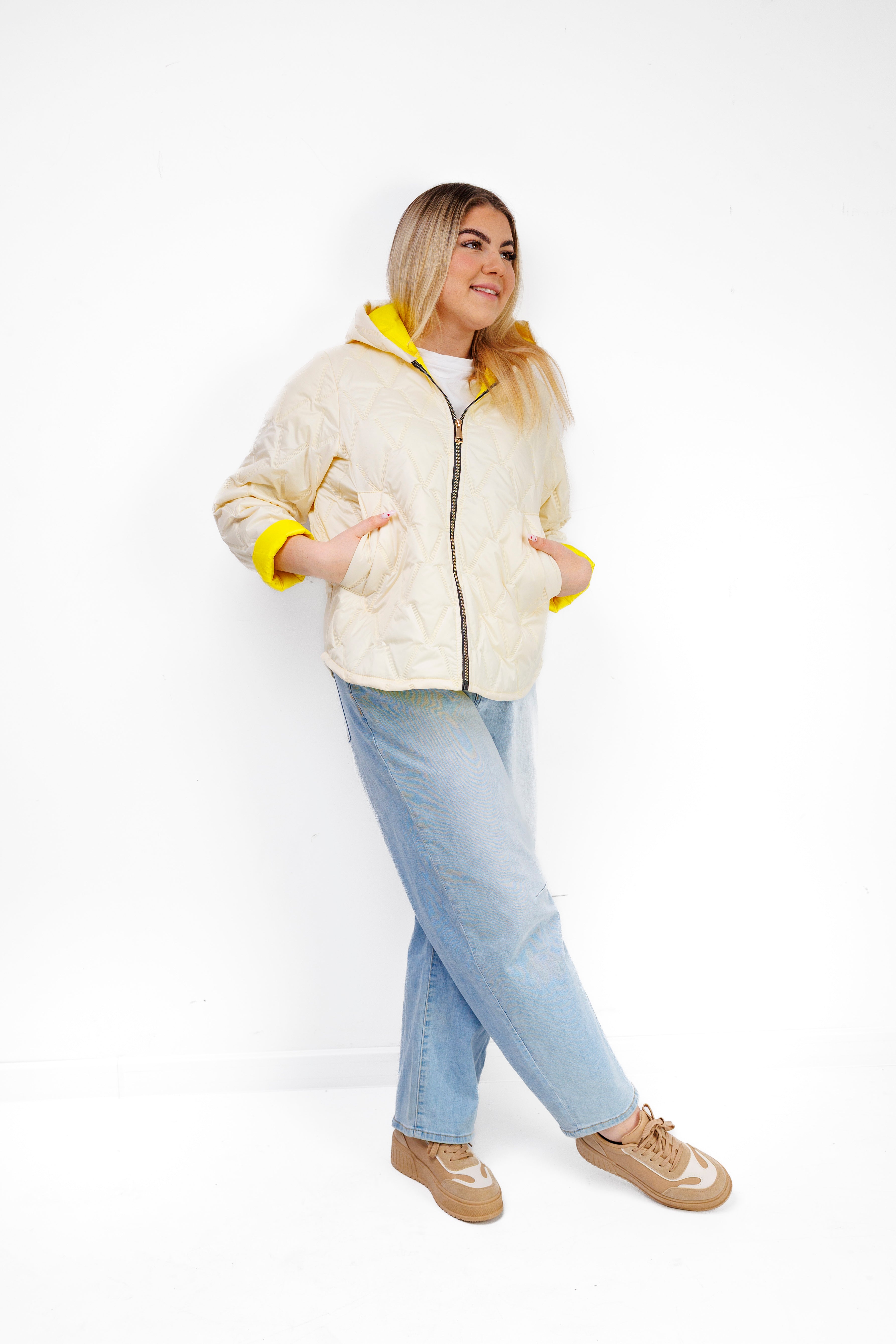 Krótka Kurtka Damska z Naszywką Polska Marka Plus Size Żółty