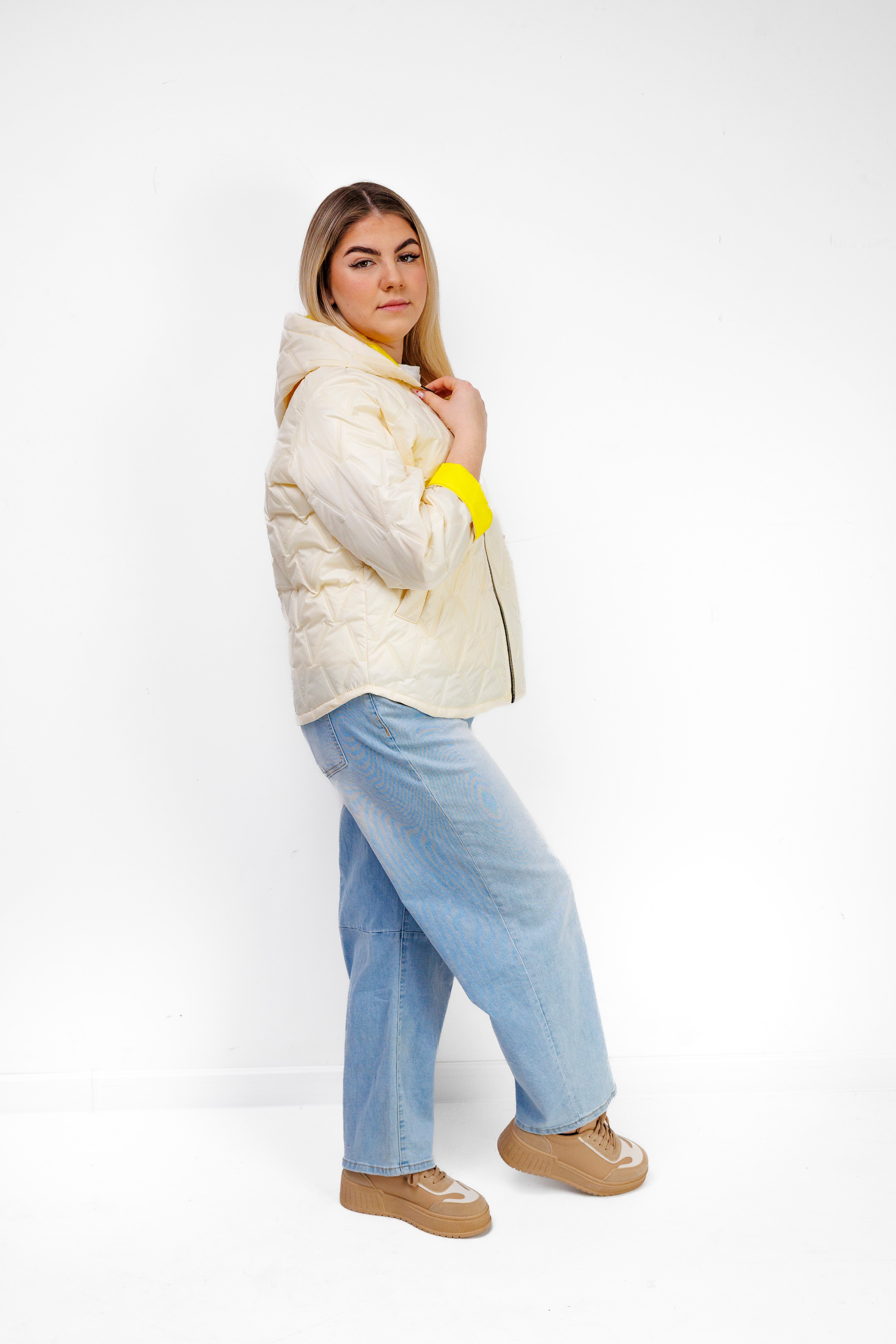 Krótka Kurtka Damska z Naszywką Polska Marka Plus Size Żółty