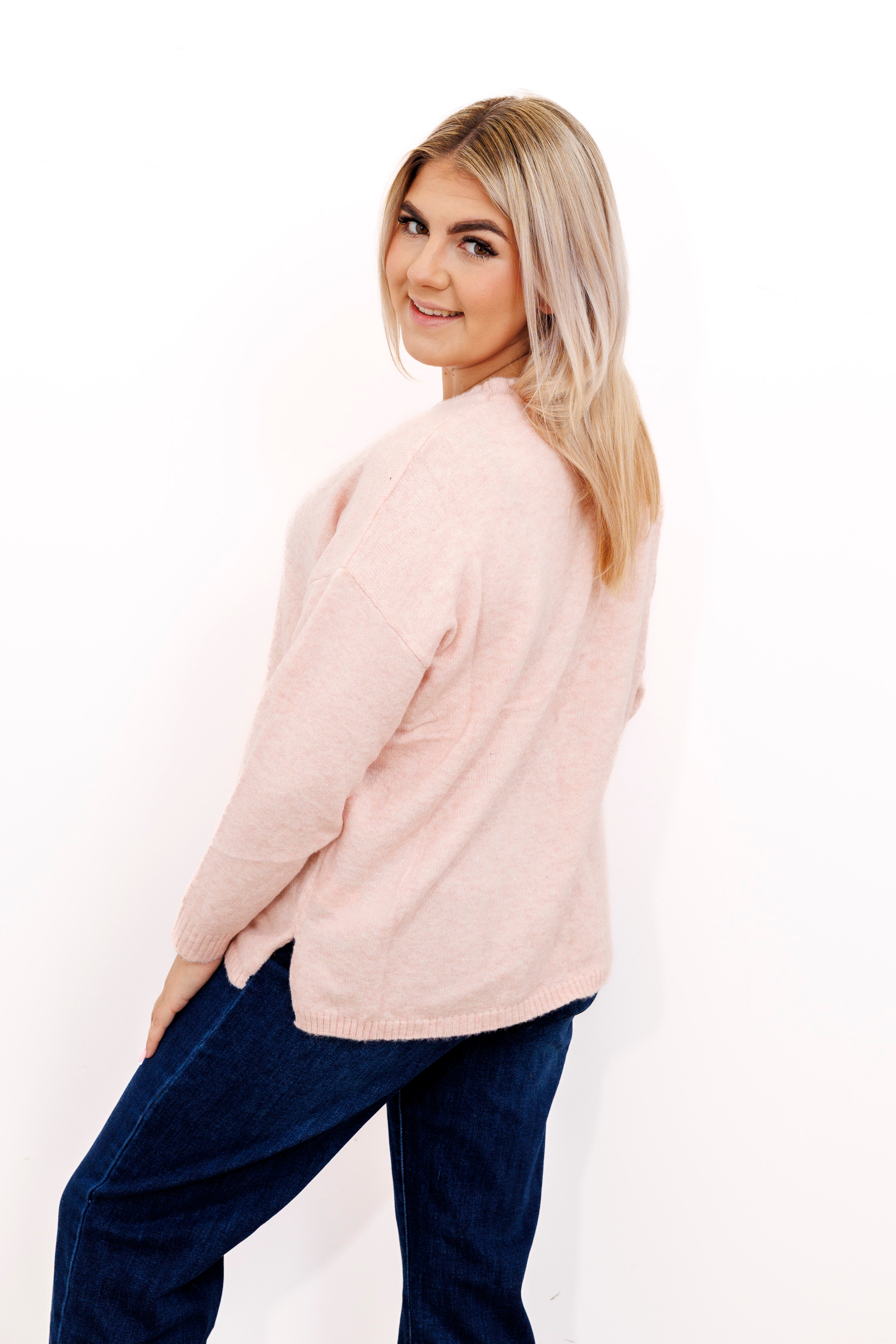 Sweter o klasycznym kroju z bocznymi rozporkami Pudrowy Roż