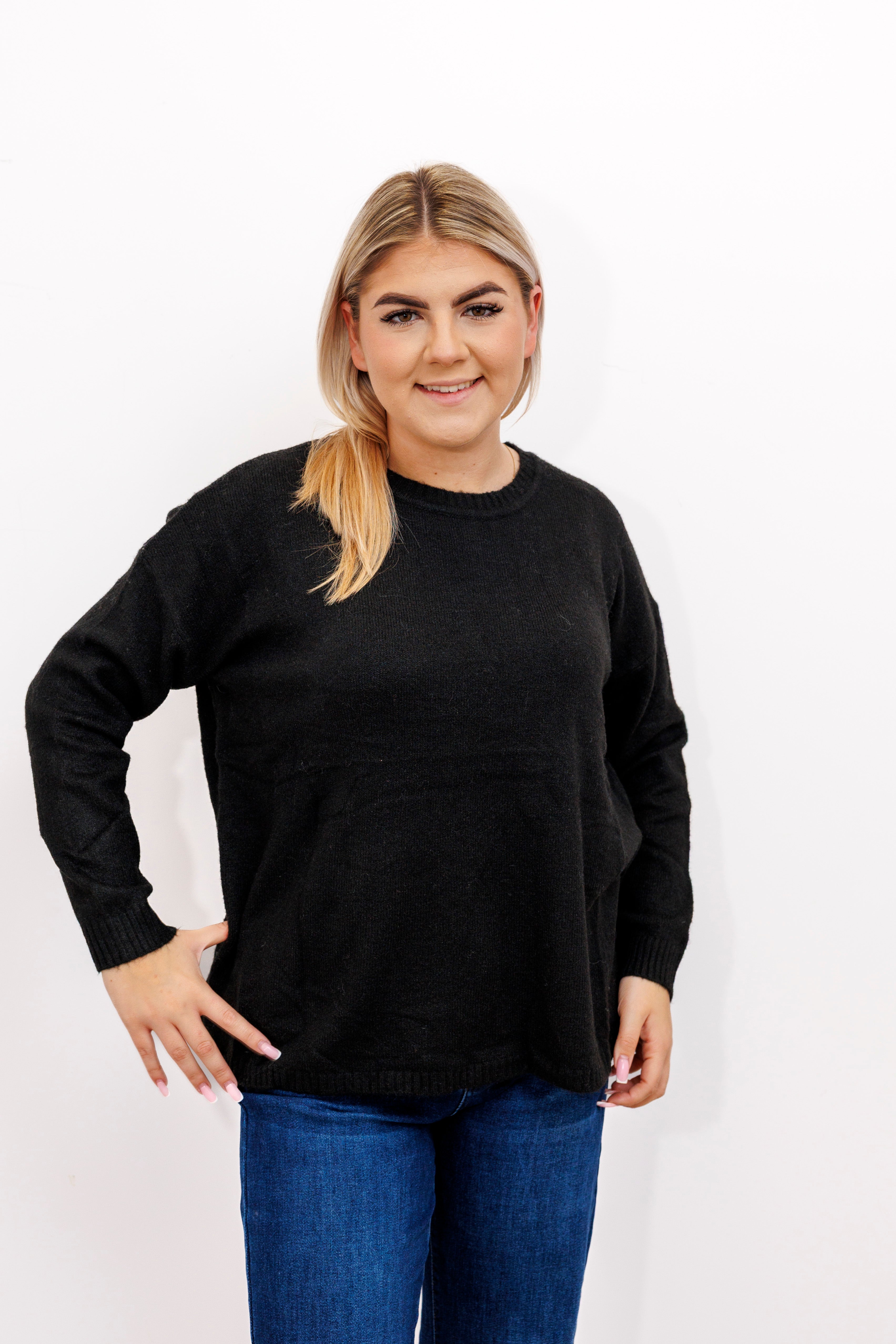 Sweter o klasycznym kroju z bocznymi rozporkami Czarny