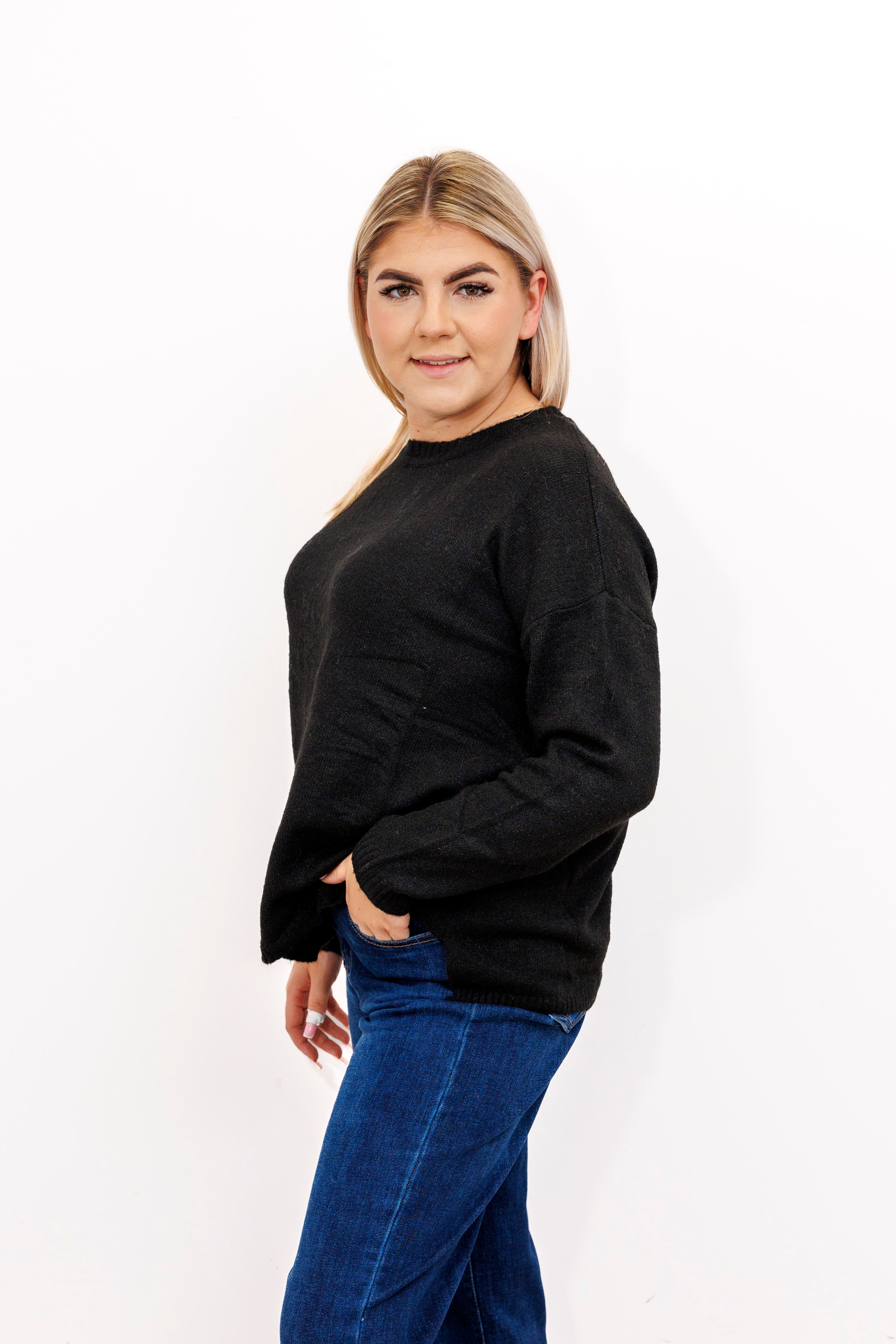 Sweter o klasycznym kroju z bocznymi rozporkami Czarny