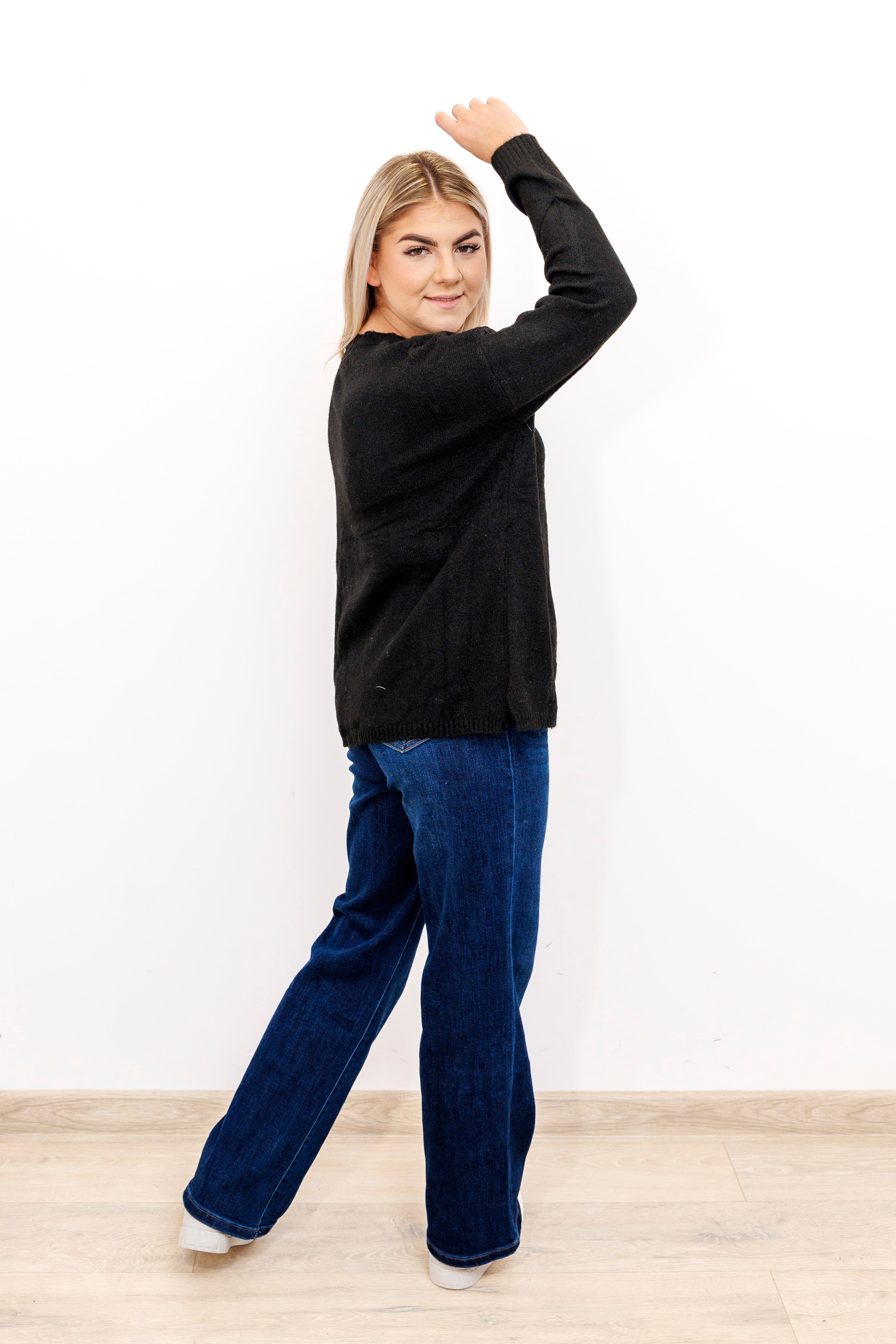 Sweter o klasycznym kroju z bocznymi rozporkami Czarny