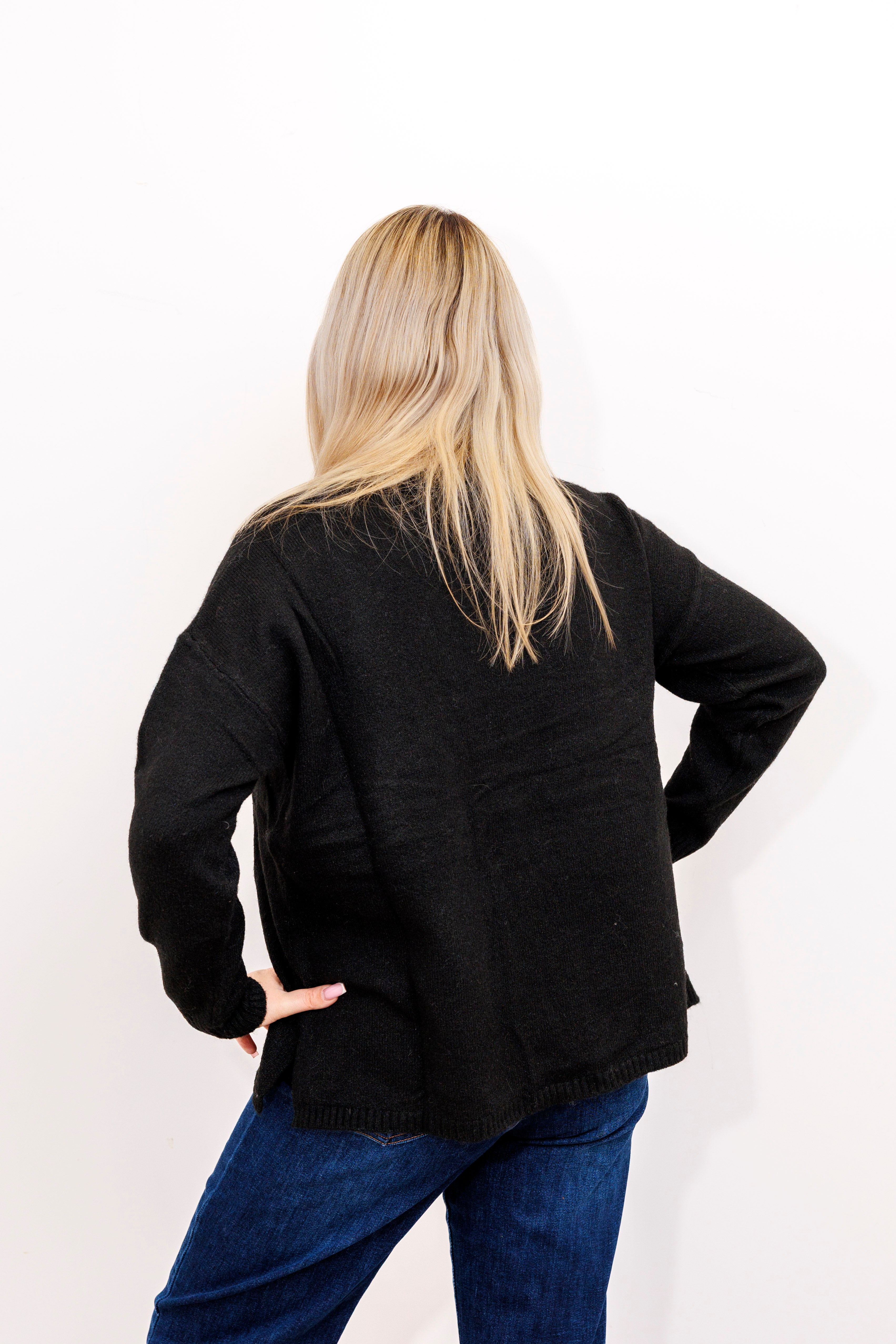 Sweter o klasycznym kroju z bocznymi rozporkami Czarny