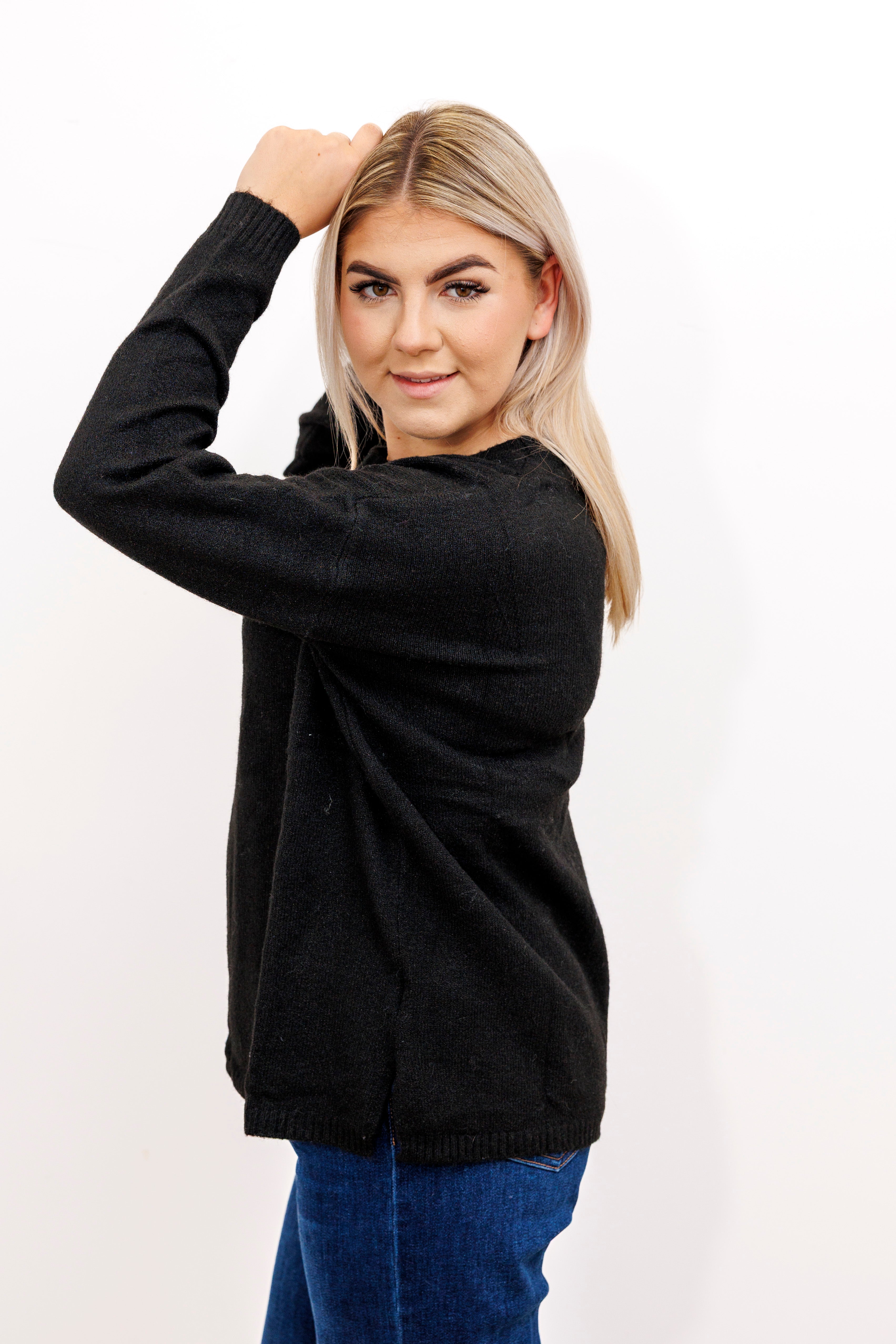 Sweter o klasycznym kroju z bocznymi rozporkami Czarny