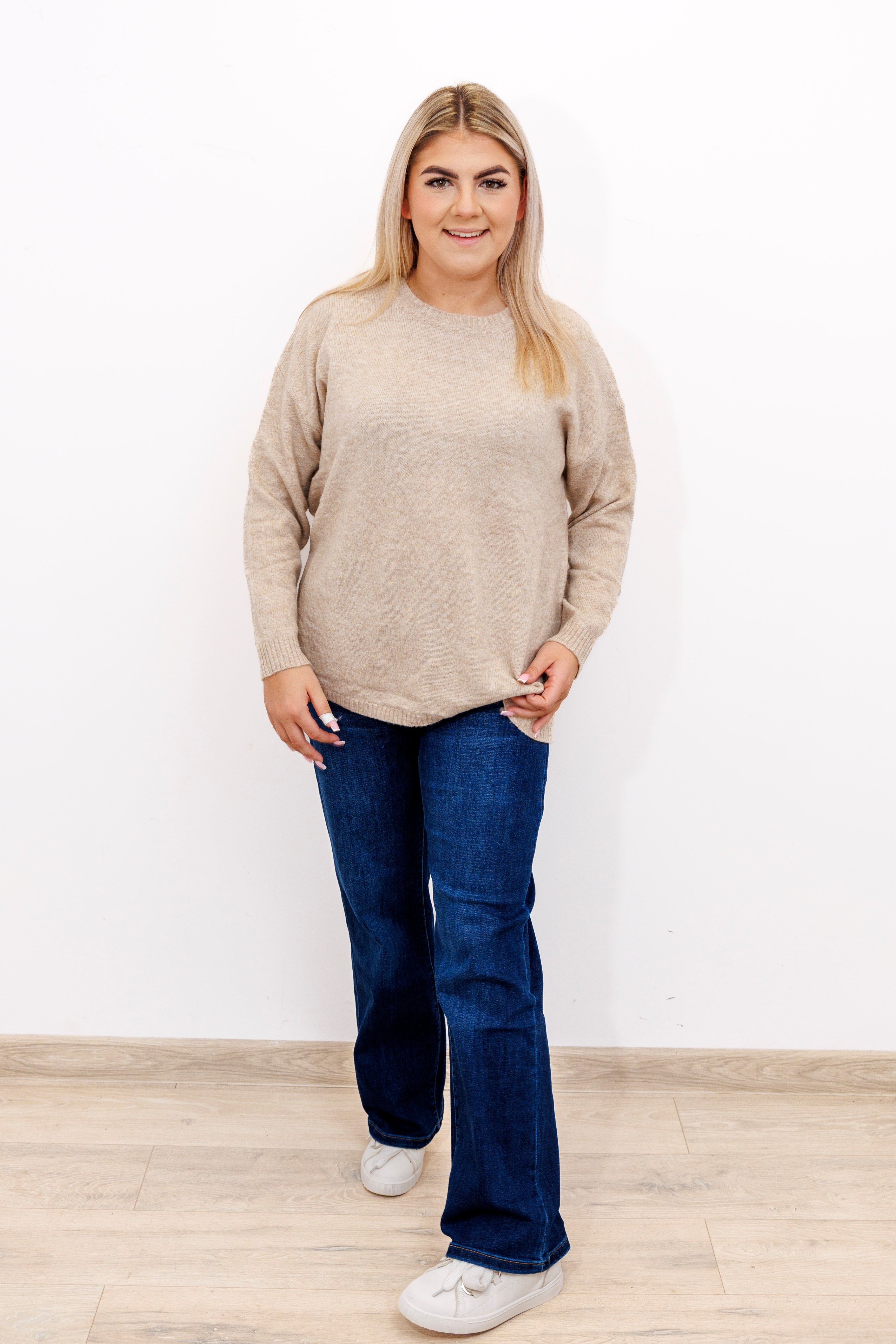 Sweter o klasycznym kroju z bocznymi rozporkami Beż