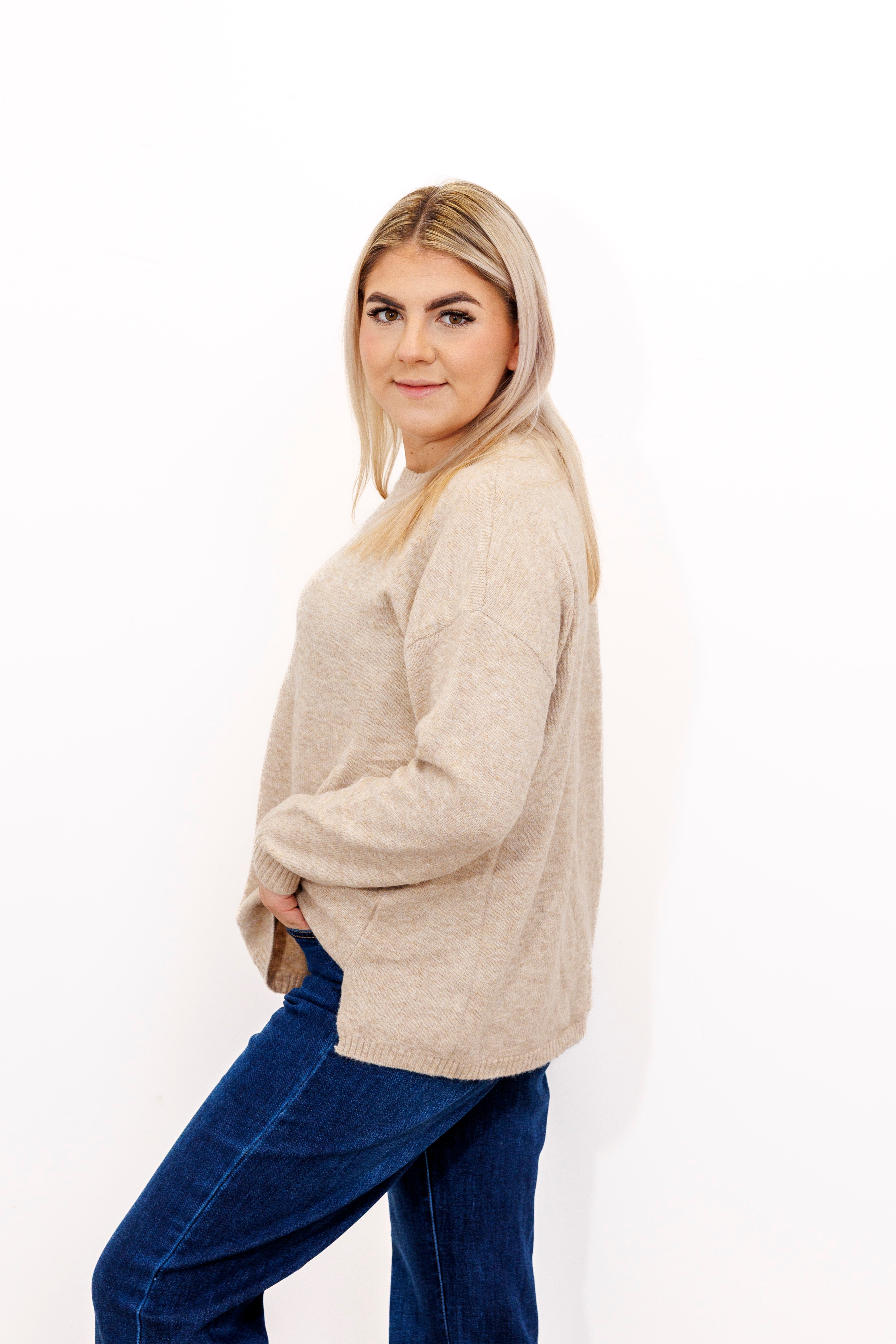 Sweter o klasycznym kroju z bocznymi rozporkami Beż