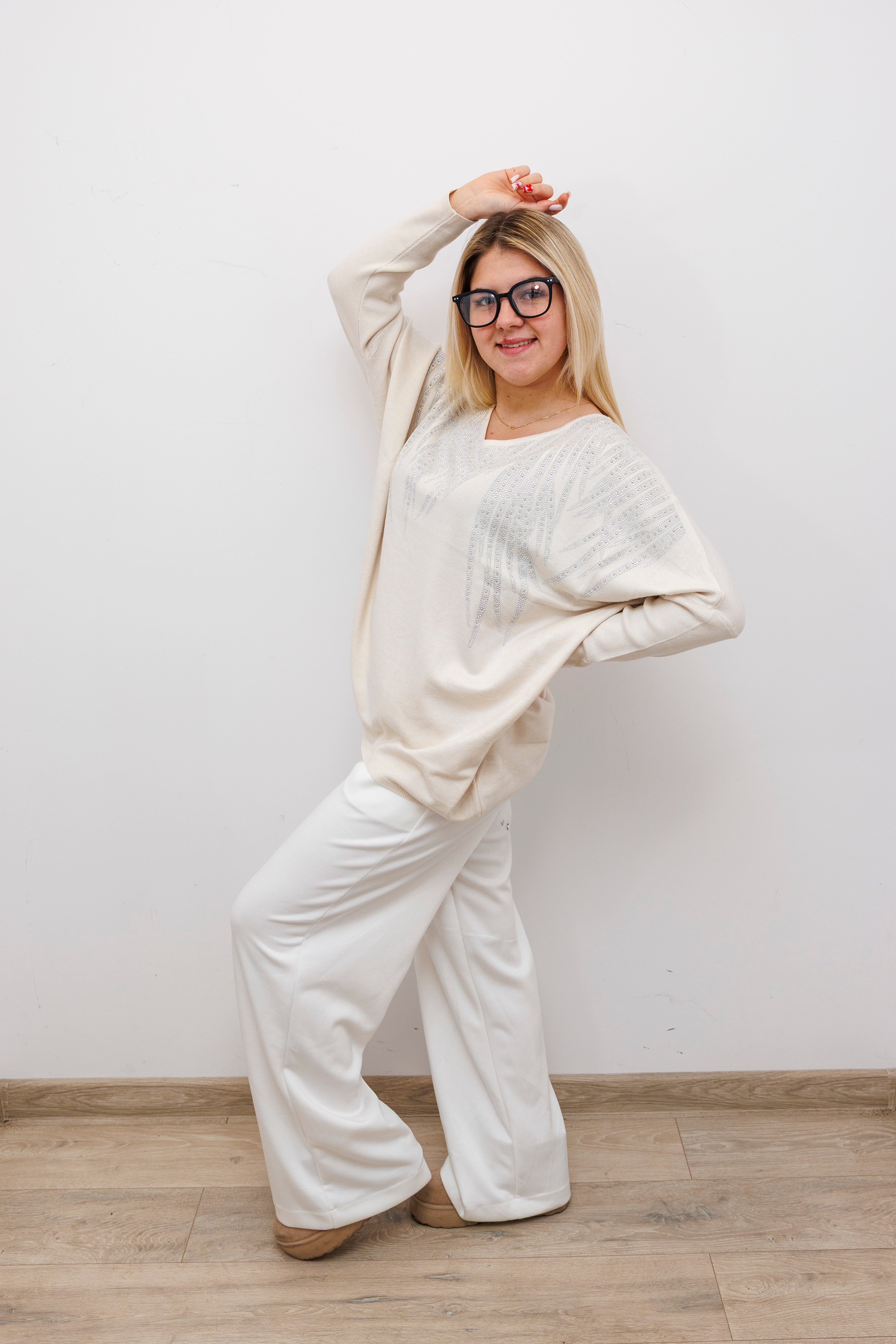 Stylowy sweter z dekoltem V Krem