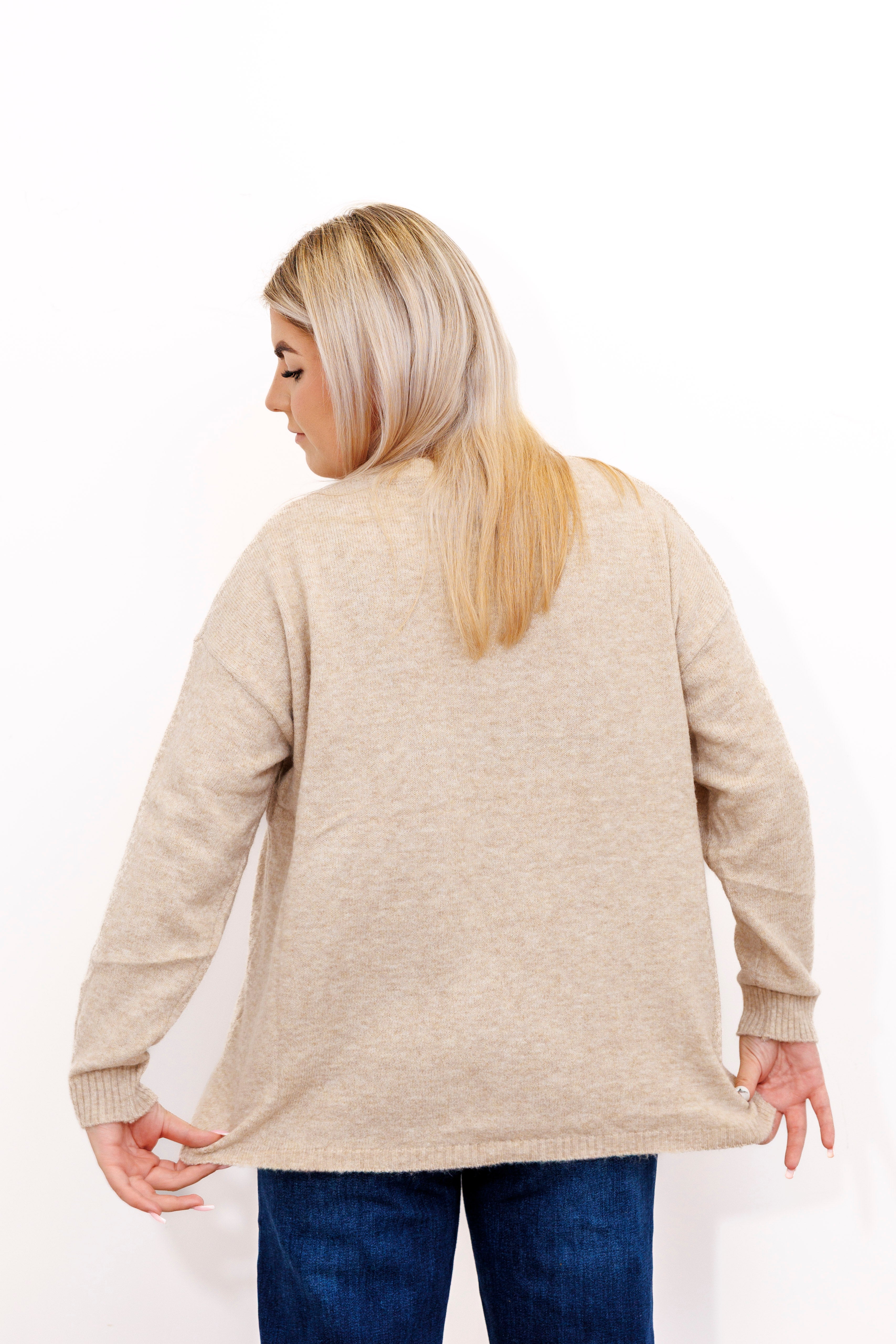 Sweter o klasycznym kroju z bocznymi rozporkami Beż