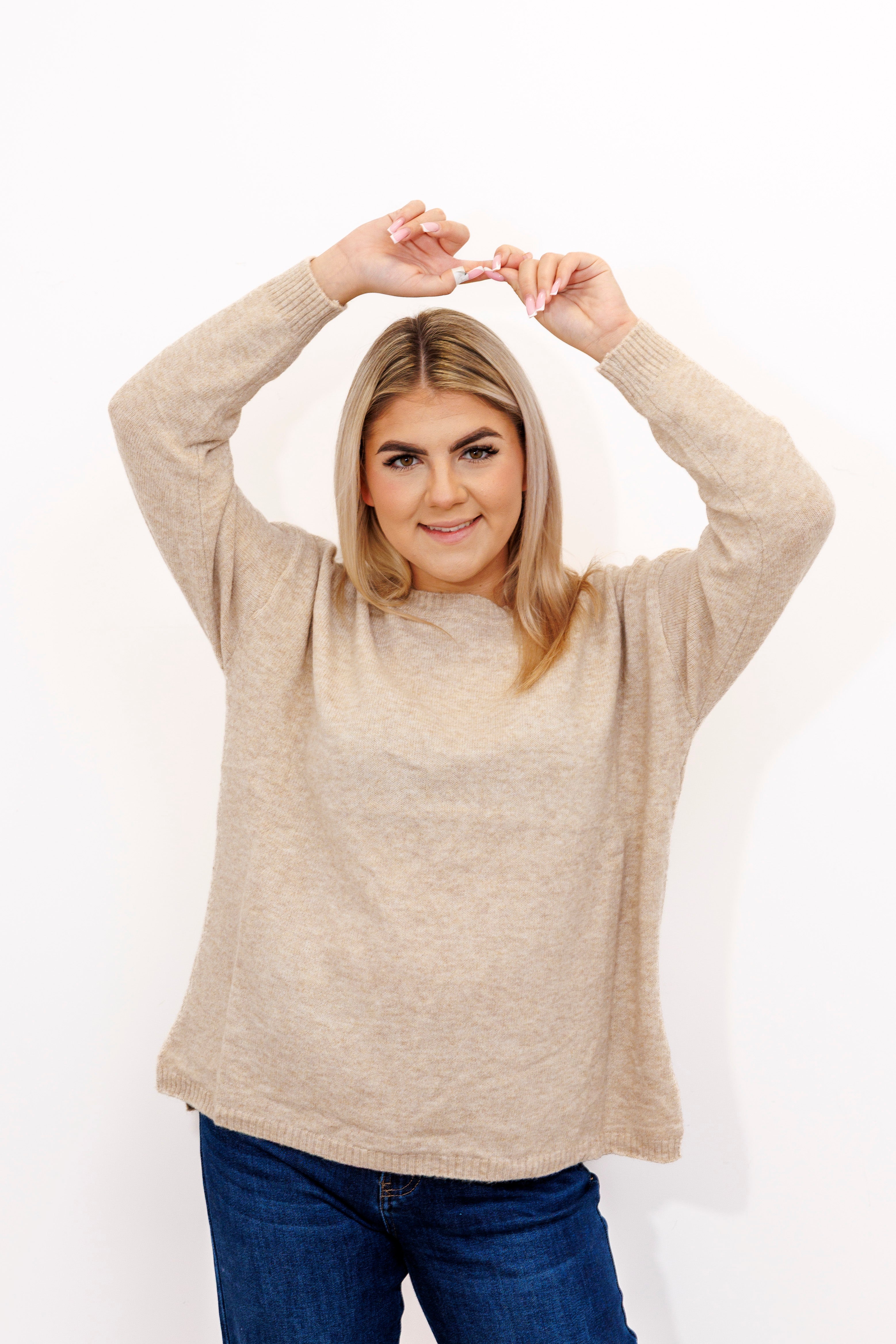 Sweter o klasycznym kroju z bocznymi rozporkami Beż