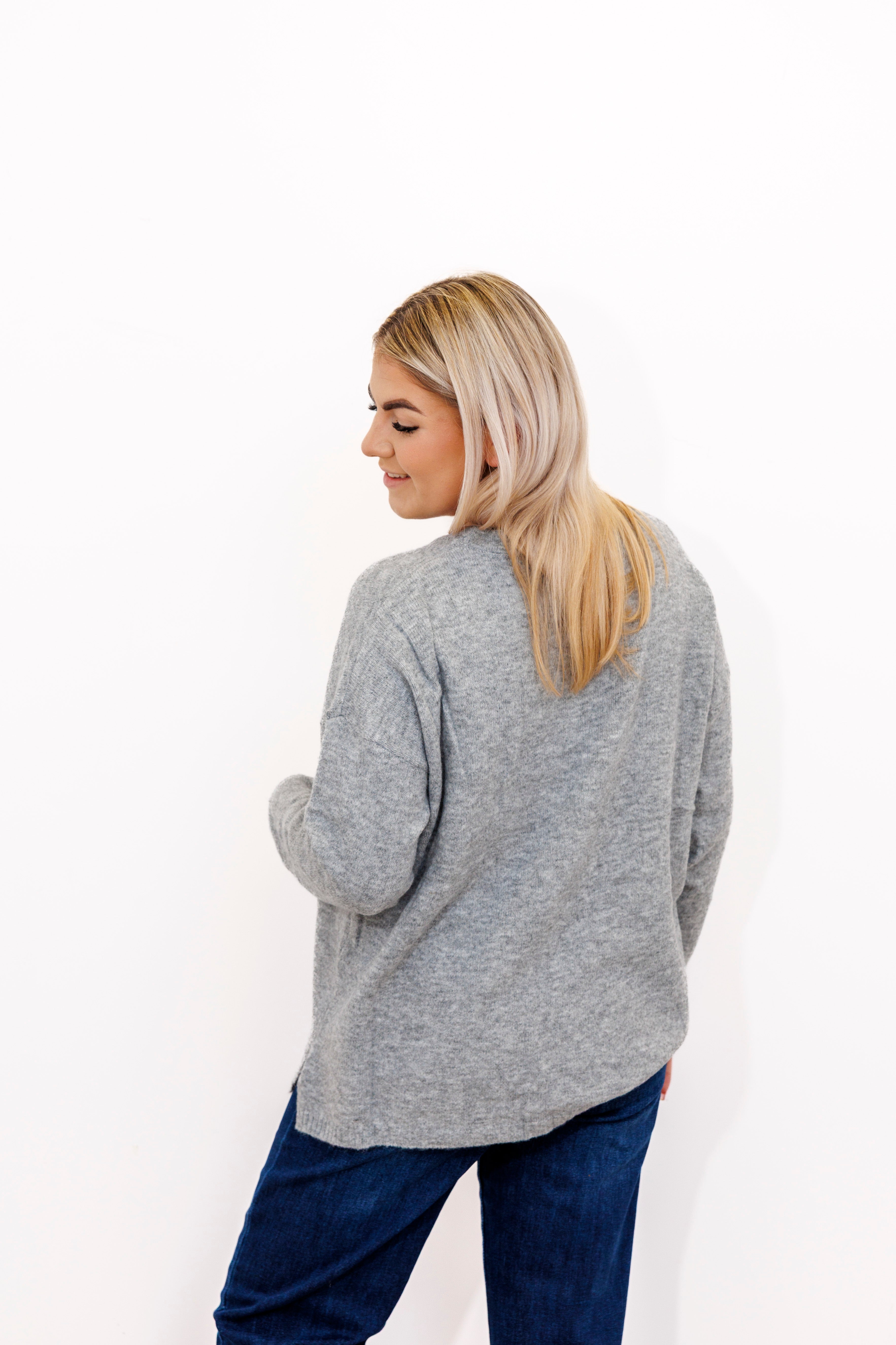 Sweter o klasycznym kroju z bocznymi rozporkami Popiel