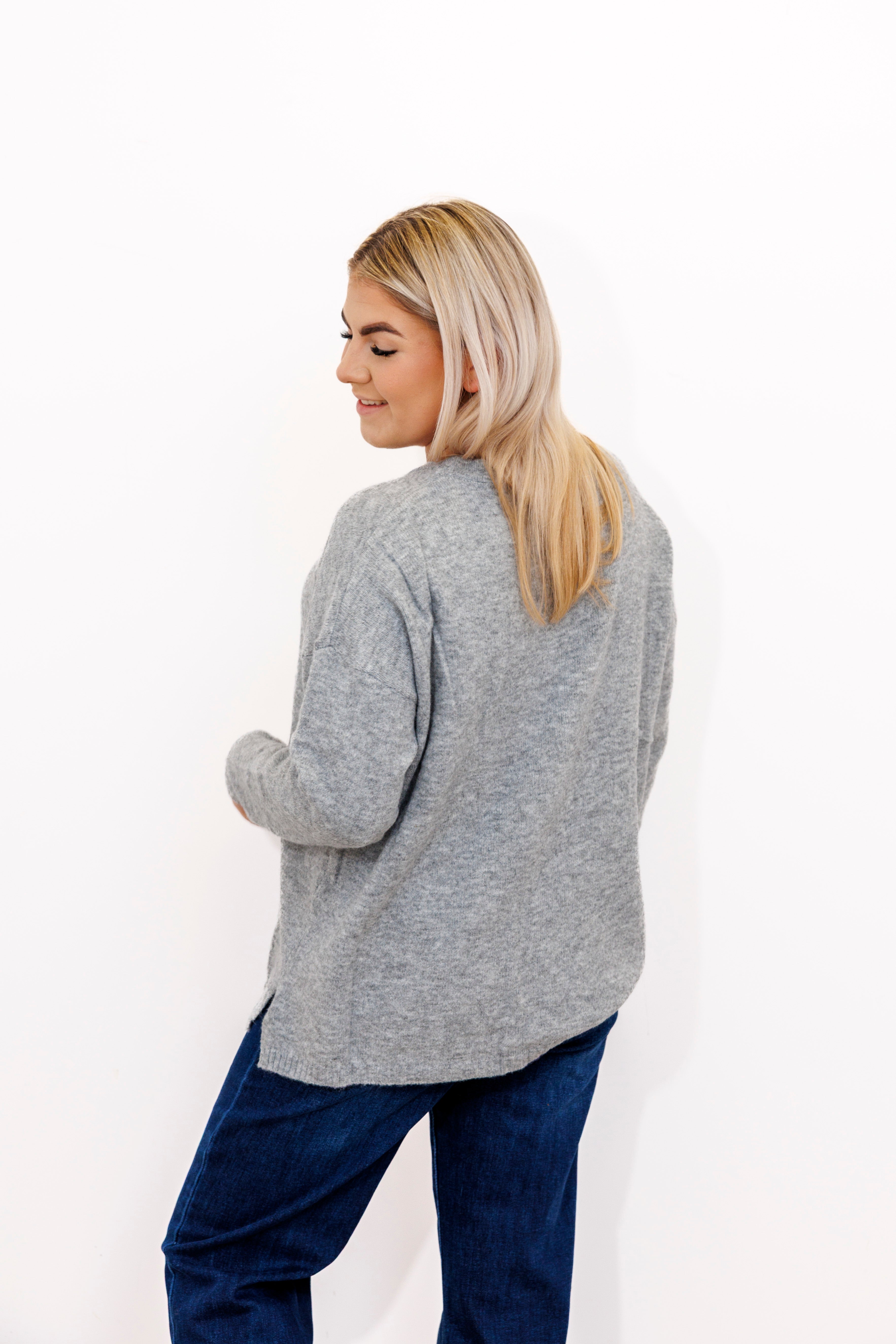 Sweter o klasycznym kroju z bocznymi rozporkami Popiel