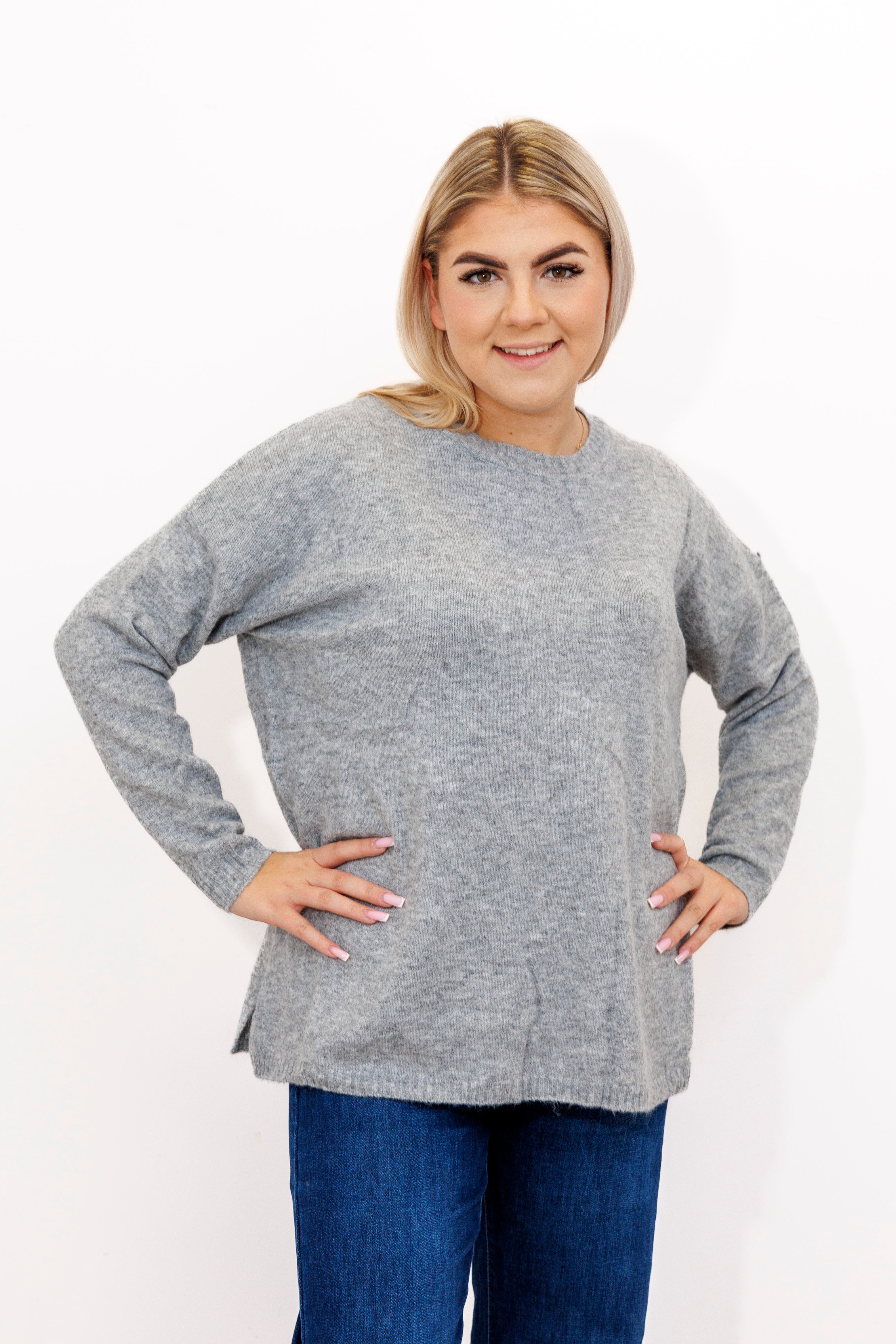 Sweter o klasycznym kroju z bocznymi rozporkami Popiel