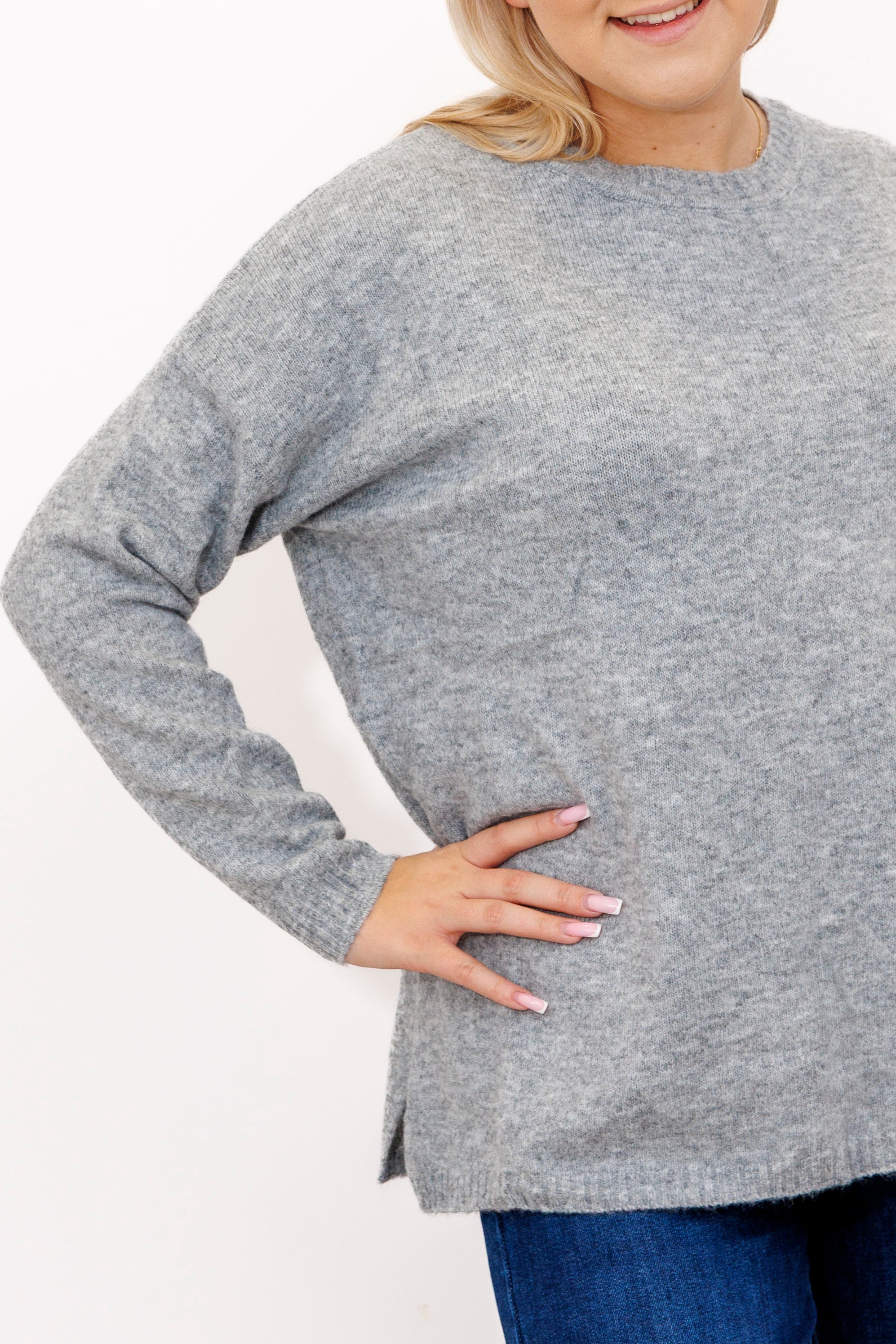 Sweter o klasycznym kroju z bocznymi rozporkami Popiel