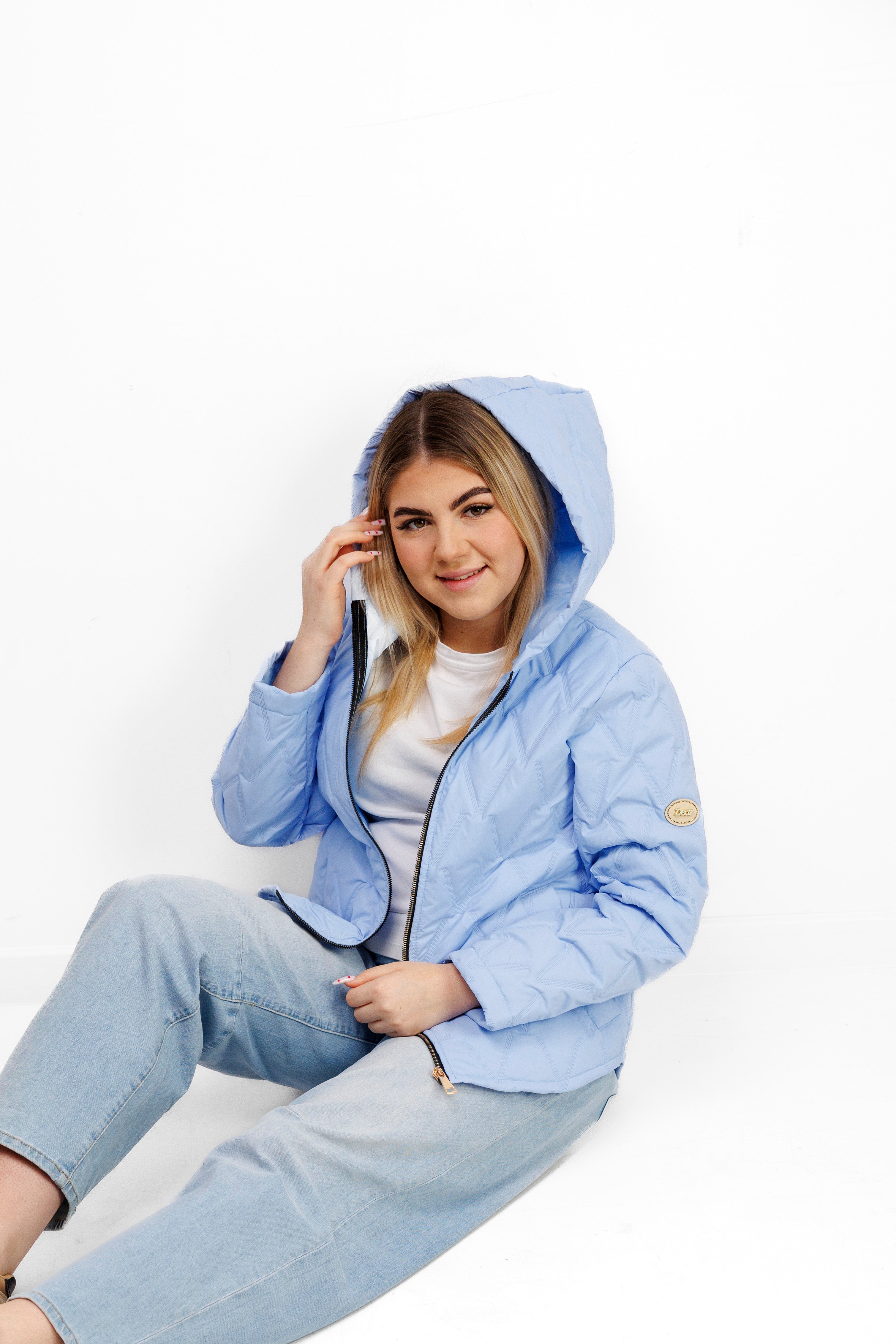 Krótka Kurtka Damska z Naszywką Polska Marka Plus Size Niebieski