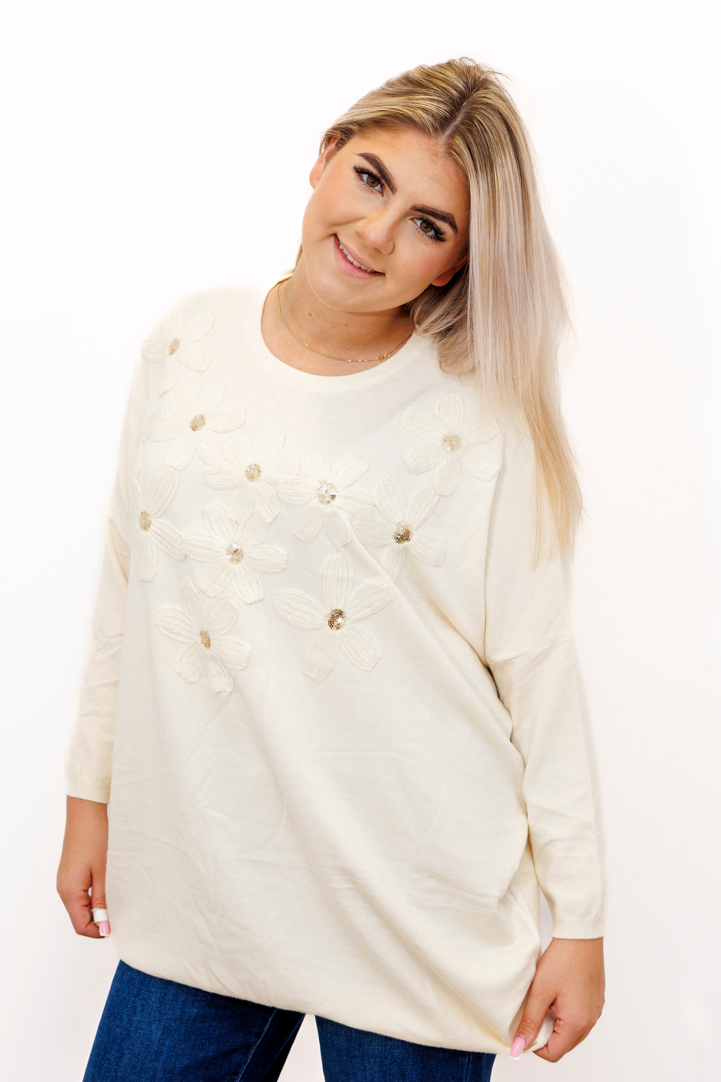 Kobiecy sweter z dekoracyjnymi kwiatami Krem